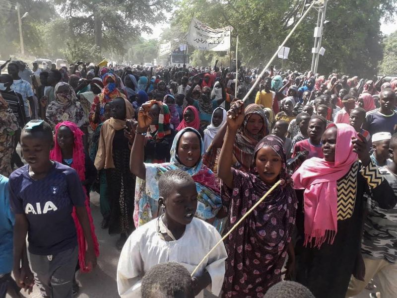 Manifestaciones de civiles sudaneses, reclamando el mantenimiento de las operaciones de Naciones Unidas en Darfur (Reuters) 