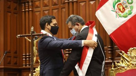El presidente del congreso, Luis Valdez, colocándole la banda presidencial al nuevo mandatario de Perú, Manuel Merino