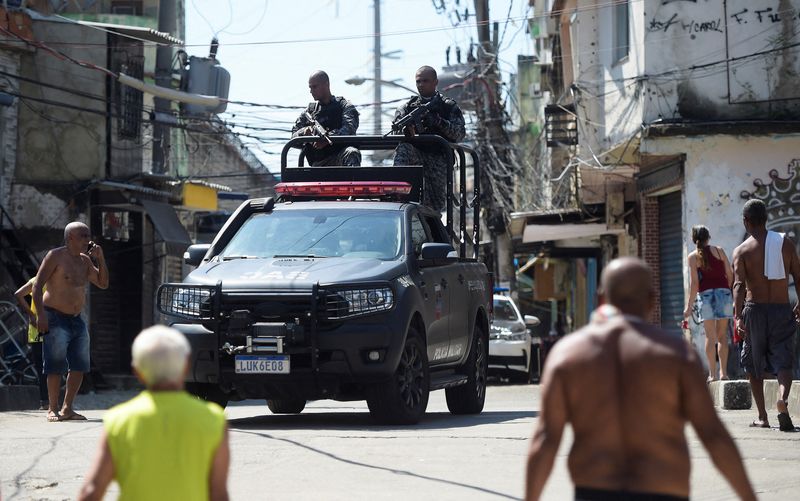 Foto del miércoles de una patrulla policial en la favela de Jacarezinho durante una operación contra el delito en Rio de Janeiro
Ene 19, 2022. REUTERS/Alexandre Loureiro