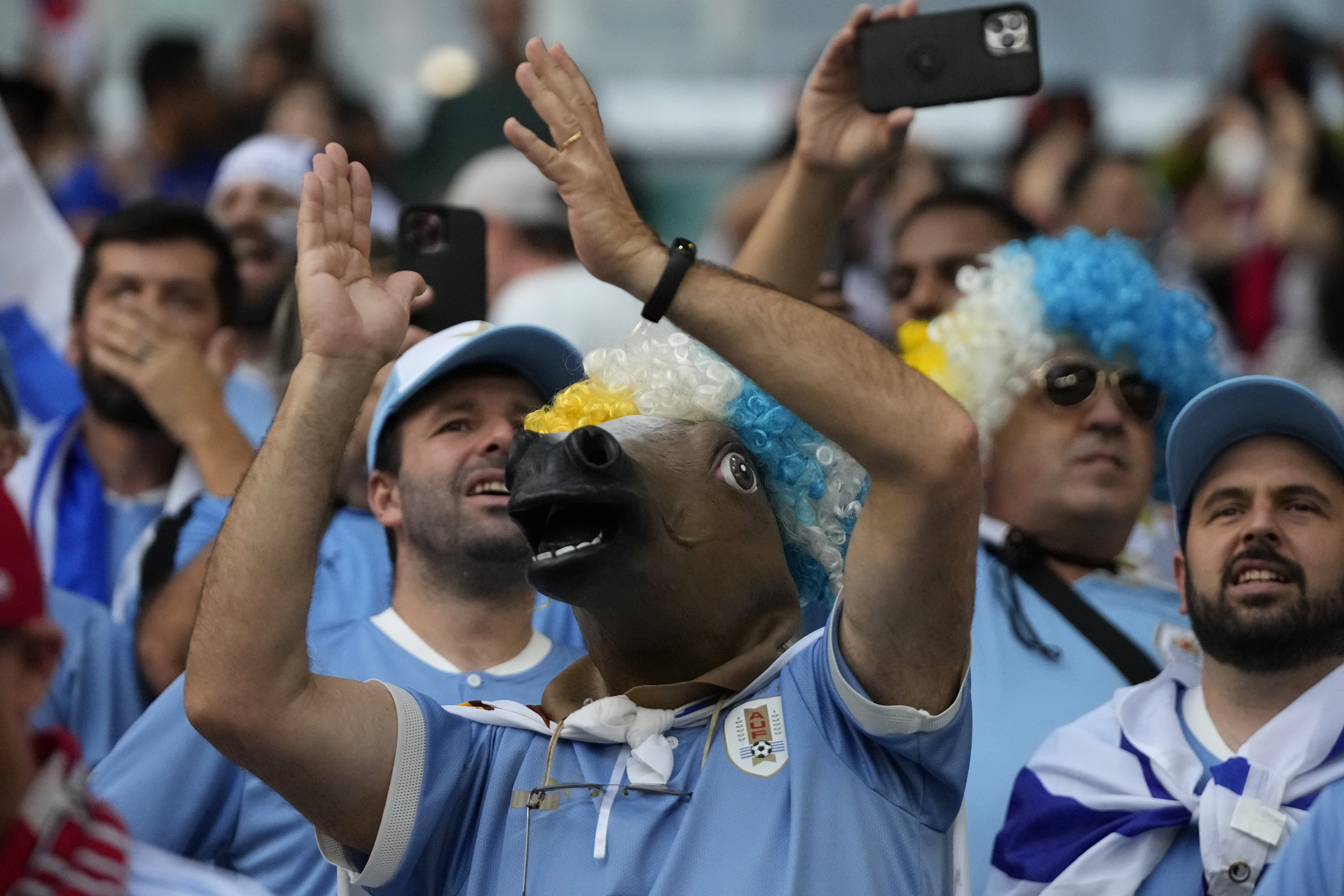 Los uruguayos son los únicos sudamericanos en aparecer en el top five de la FIFA con las hinchadas más ruidosas del Mundial en la fase de grupos (AP Photo/Frank Augstein)