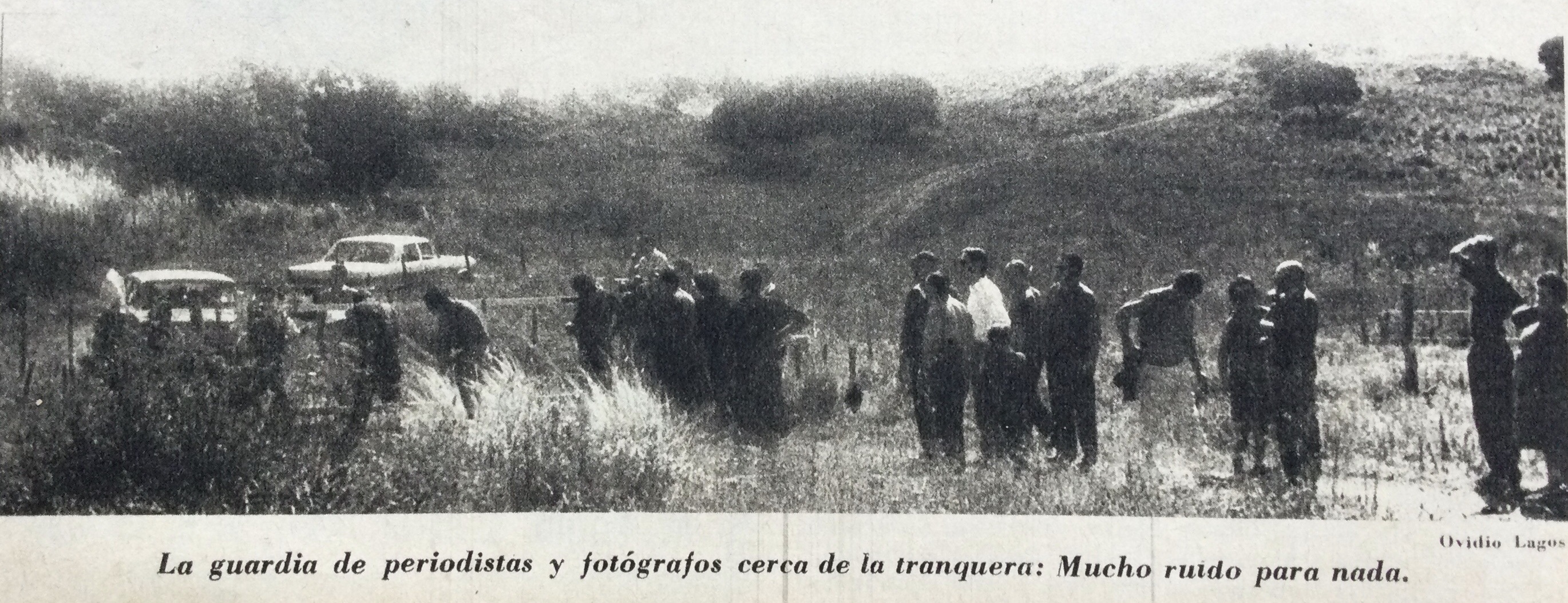 La guardia periodística en la tranquera de la estancia se mantuvo hasta último momento. Los periodistas se fueron con las manos vacías. Foto Ovidio Lagos. Revista Primera Plana N° 172 12 de abril 1966.