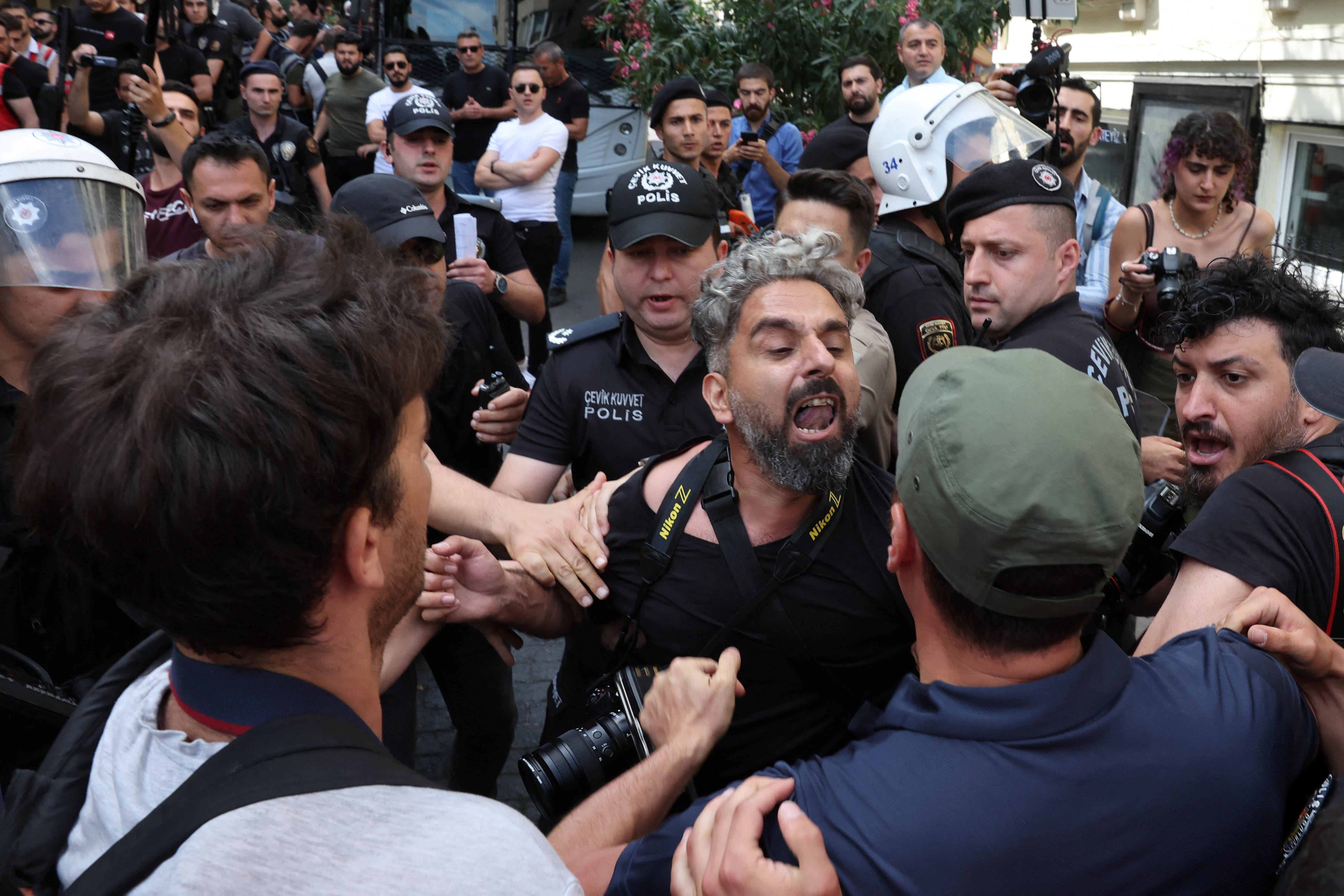 El periodista Bulent Kilic fue detenido por la Policía (Reuters)