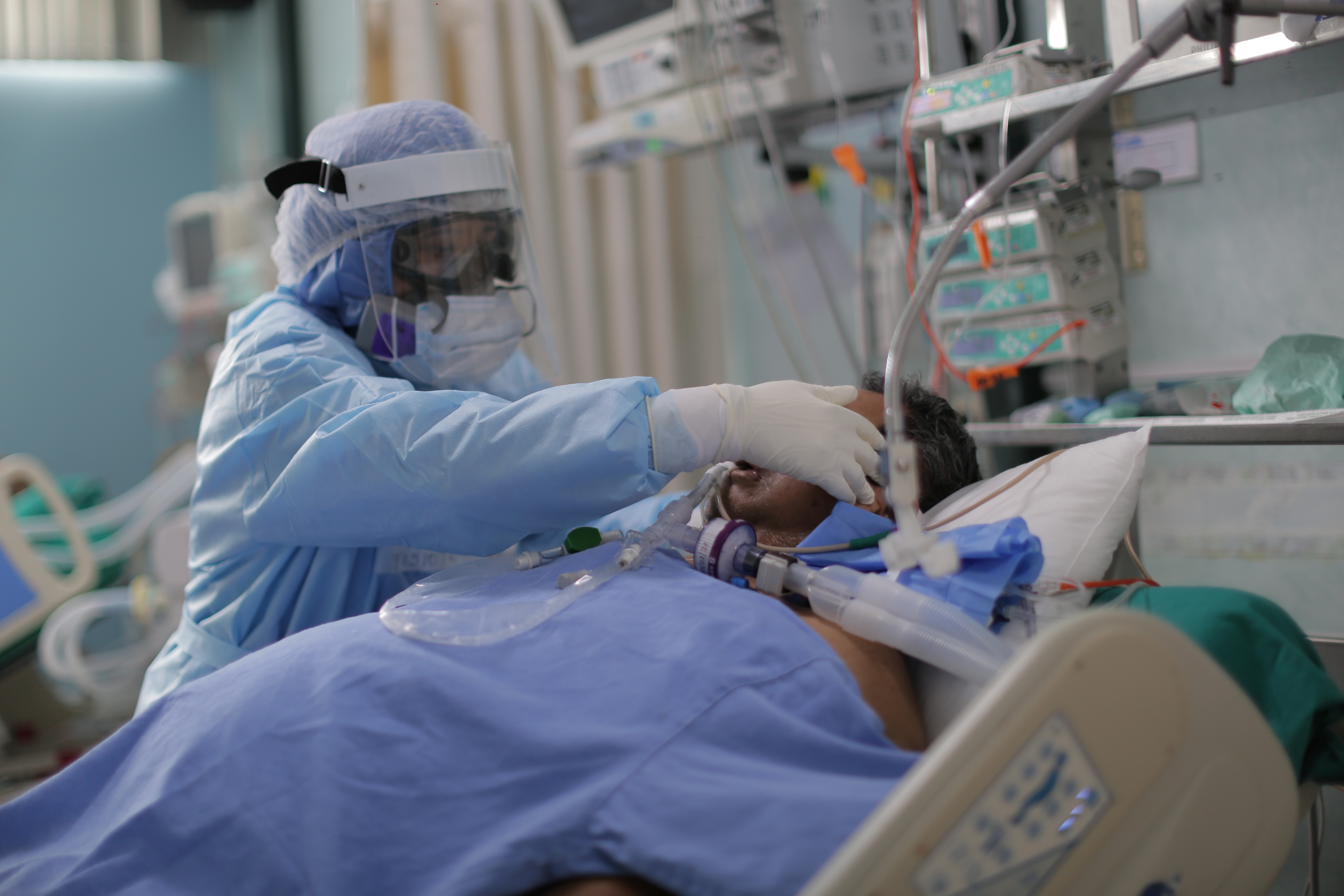Trabajadores de la salud atienden nuevos pacientes covid-19 dentro de la Unidad de Cuidados Intensivos del Hospital Alberto Sabogal, en el Callao (Perú, en una fotografía de archivo. EFE/ Luis Ángel González
