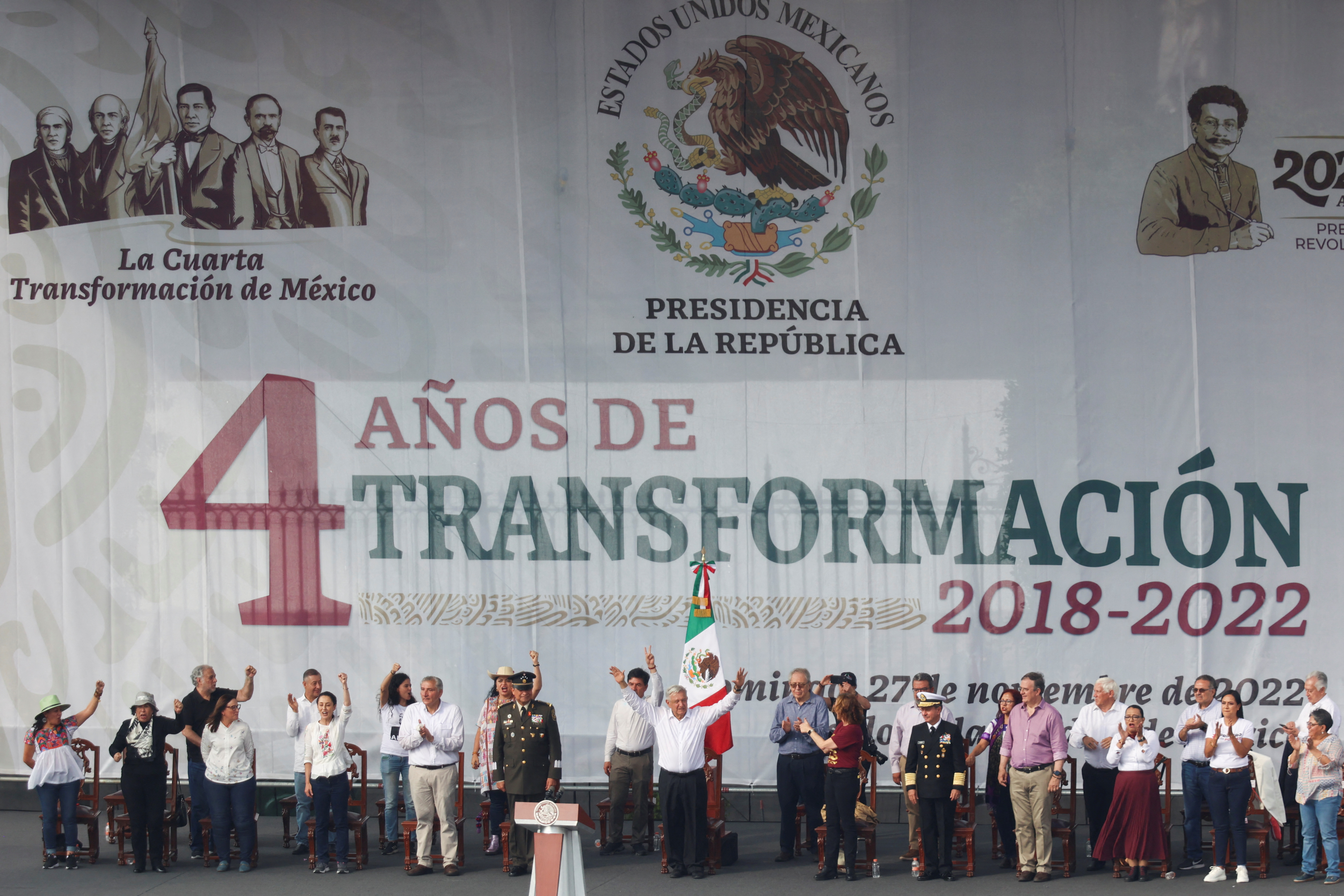 En el templete se congregaron miembros del gabinete extendido del presidente (REUTERS/Luis Cortes)