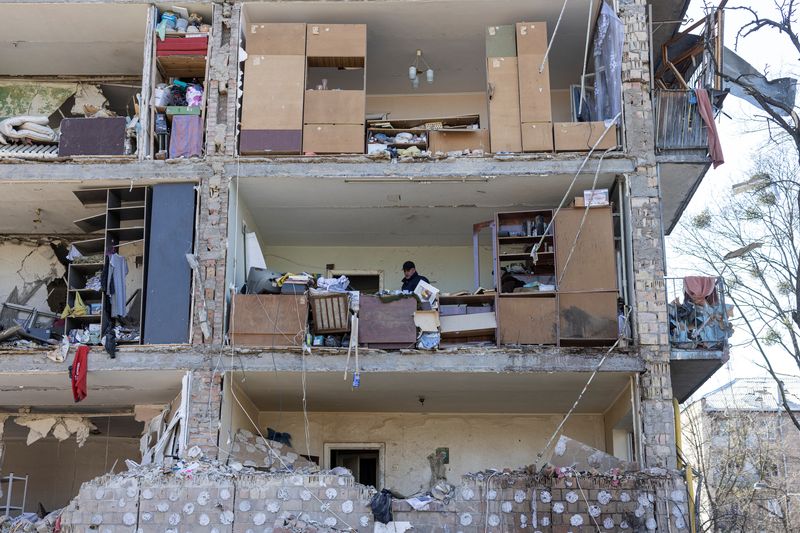Un hombre dentro de su apartamento después de que un distrito residencial fuera dañado por los bombardeos, mientras continúa la invasión rusa de Ucrania, en Kiev, Ucrania, 18 de marzo de 2022 (REUTERS/Marko Djurica)