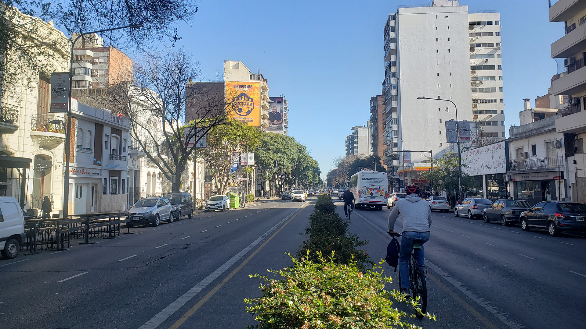 Imagen de la Avenida Pellegrini en Rosario donde la oferta es muy acotada, entre casas y departamentos hay sólo 800 unidades en locación tradicional