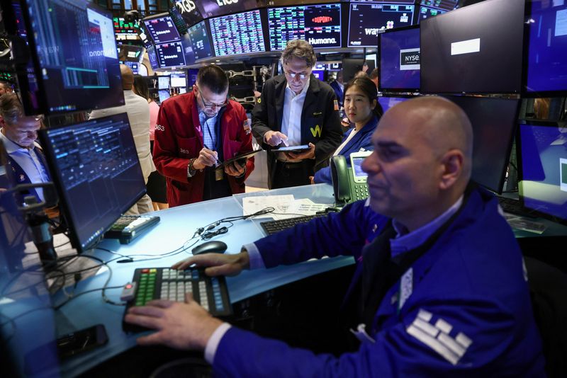Operadores trabajan en la Bolsa de Nueva York (REUTERS/Andrew Kelly)