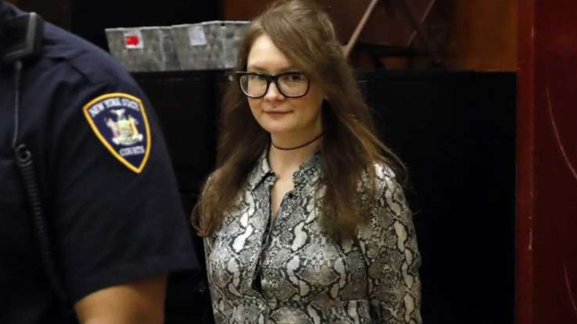 Anna Sorokin regresa de un receso durante su juicio en la Corte Suprema del Estado de Nueva York,(Foto: AP)
