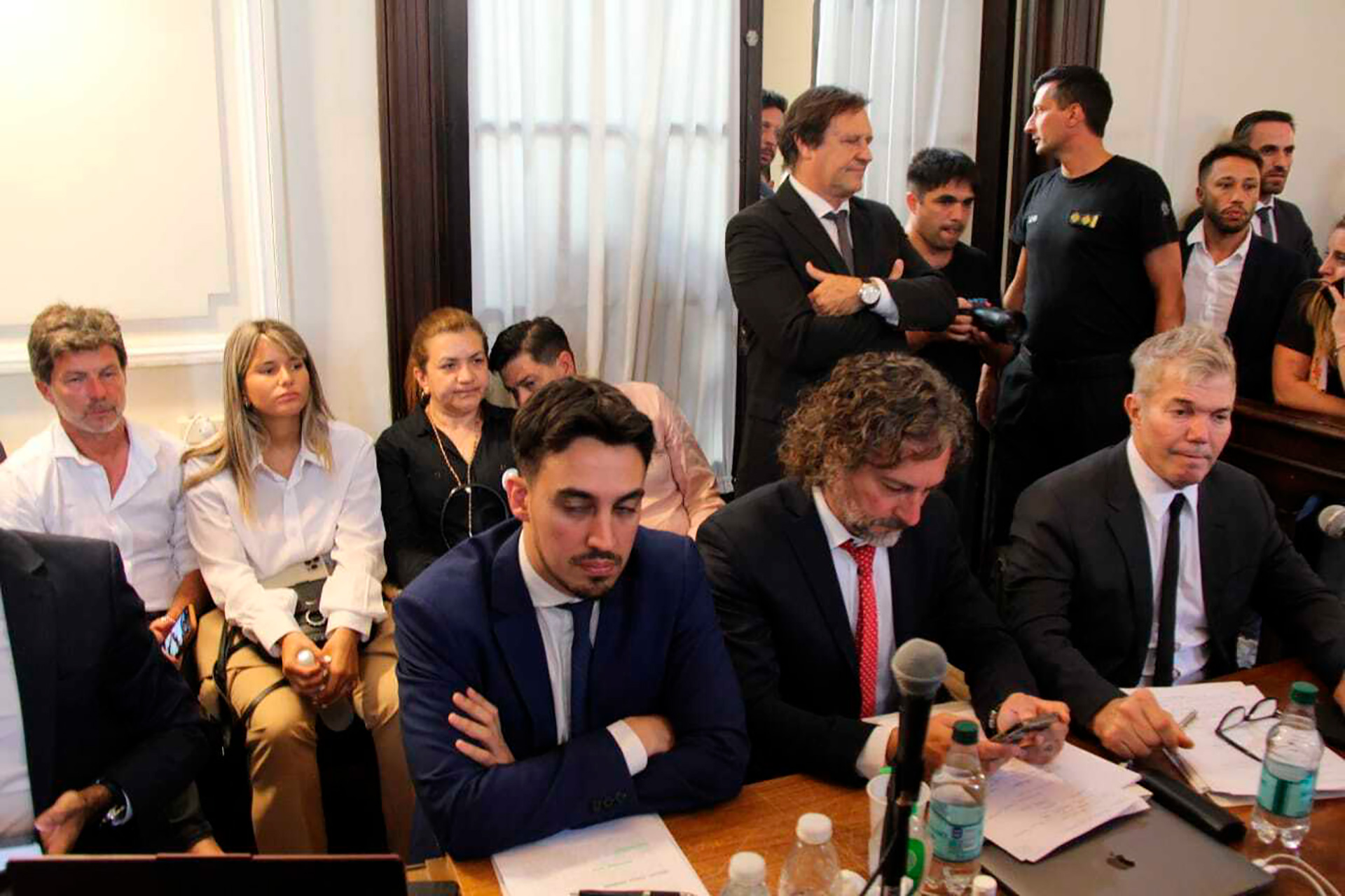 Facundo Améndola, en primer plano, junto a Fabián Améndola y Fernando Burlando, abogados de la querella
