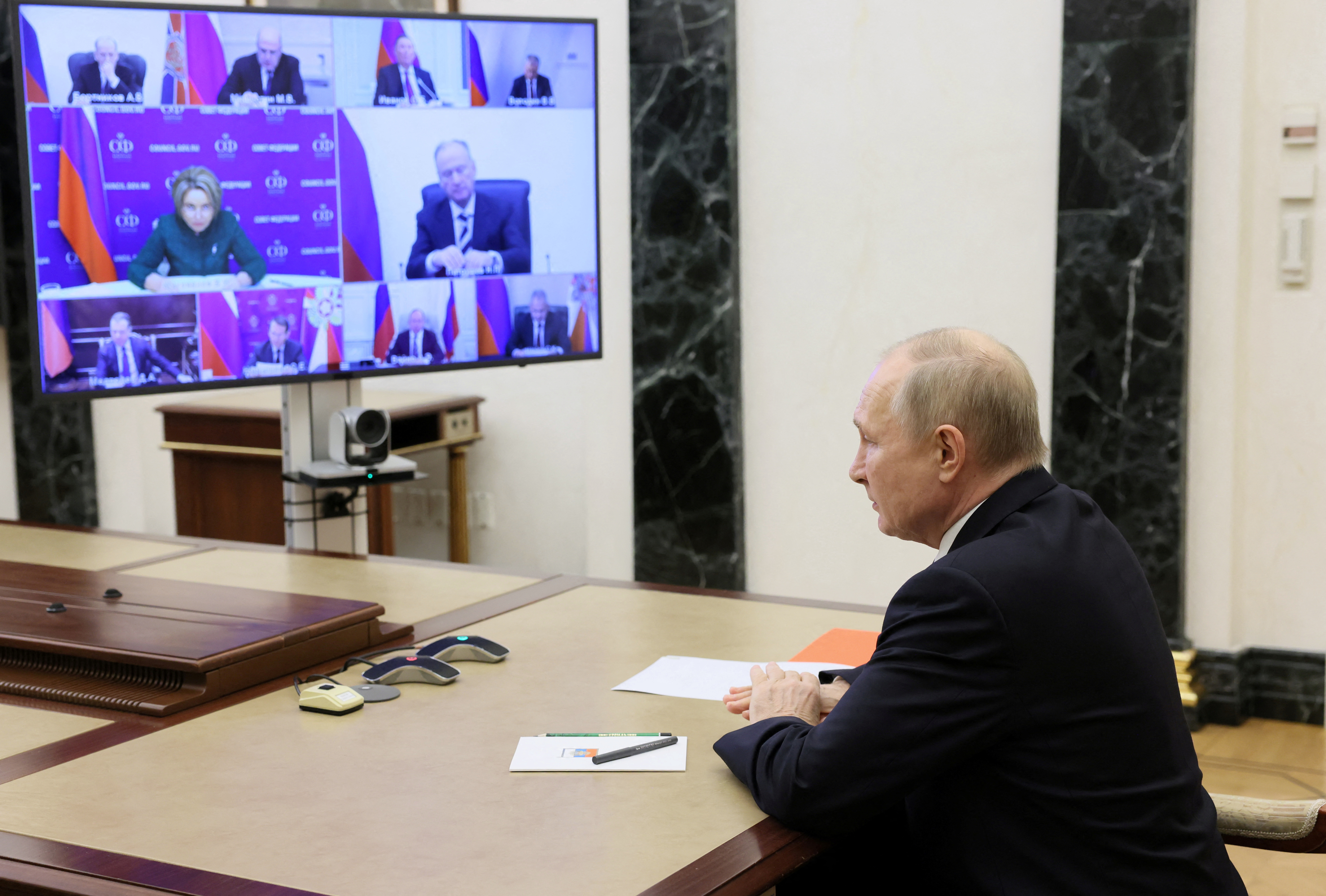 El jefe de estado ruso, Vladímir Putin, durante su reunión con miembros del Consejo de Seguridad a través de una videoconferencia en Moscú luego de los ataques con drones ucranianos a bases aéreas en el interior de Rusia (Reuters)