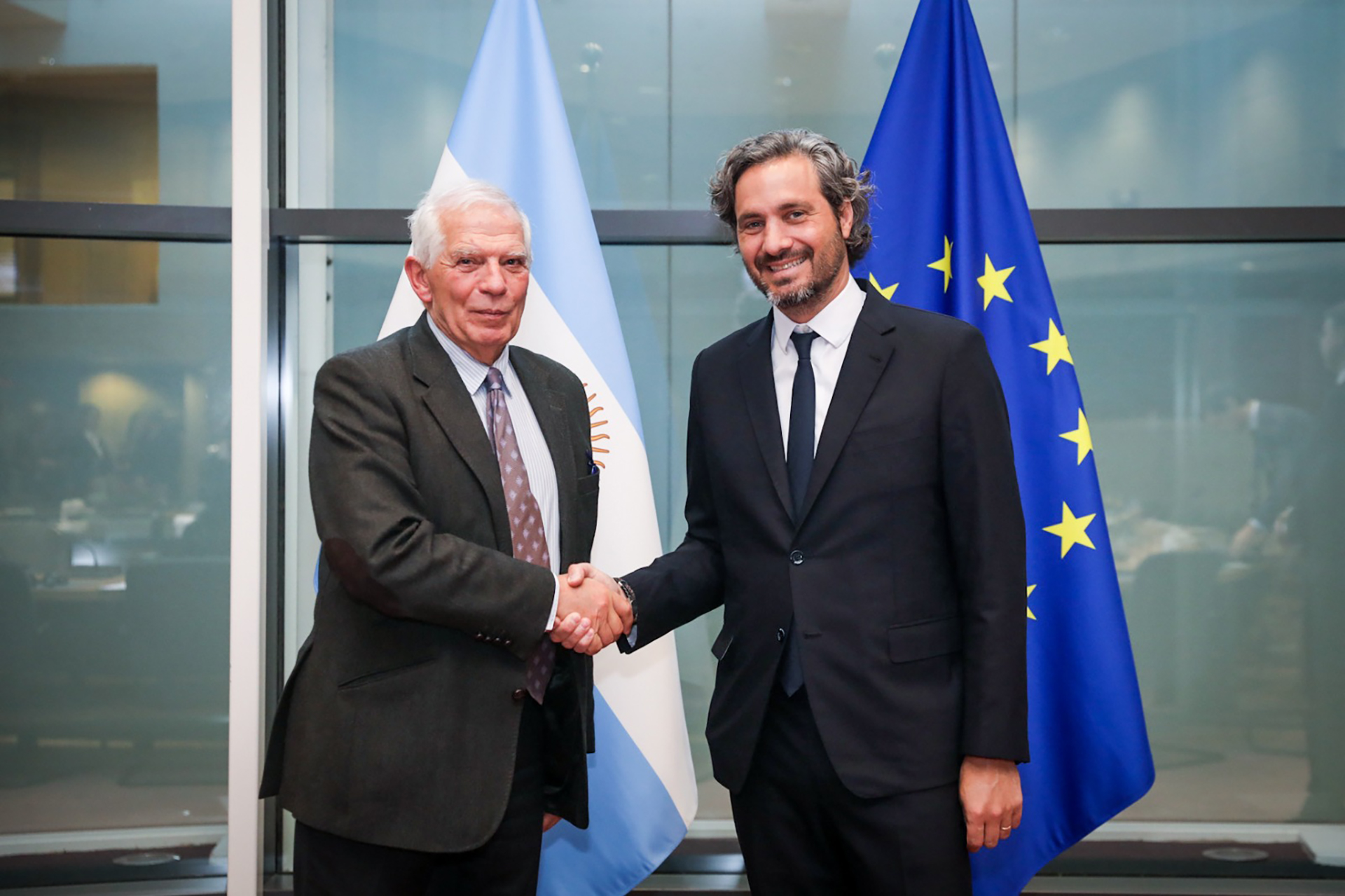 Cafiero junto a Josep Borrell, la máxima autoridad en Relaciones Exteriores de la Unión Europea