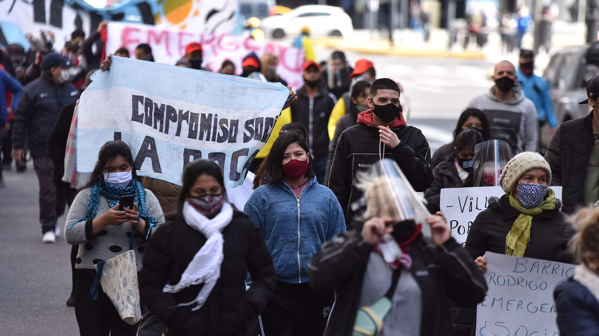 Muchos de los manifestantes llevaron pancartas con inscripciones de sus barrios o de los problemas que tienen en los lugares donde viven