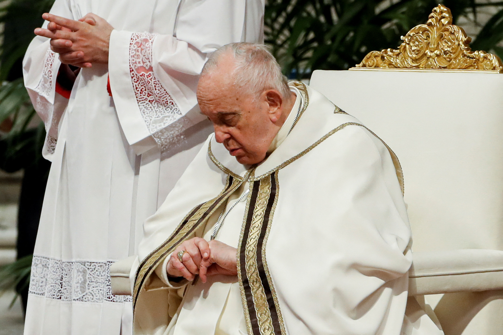 El Papa preside la misa en la basílica de San Pedro (Reuters)