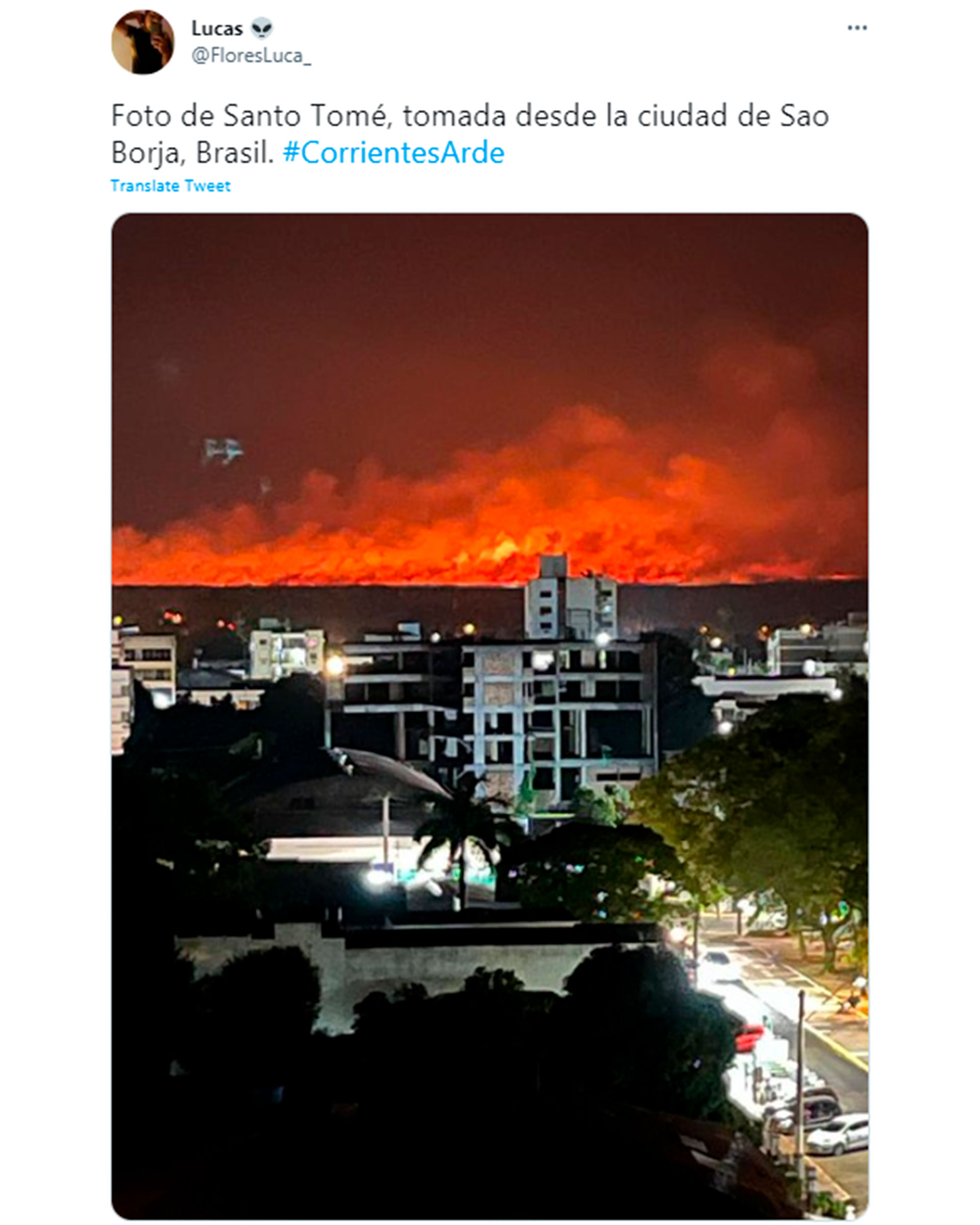 Así se ve un foco de fuego activo en Santo Tomé, Corrientes, desde la ciudad brasileña de Sao Borja. 