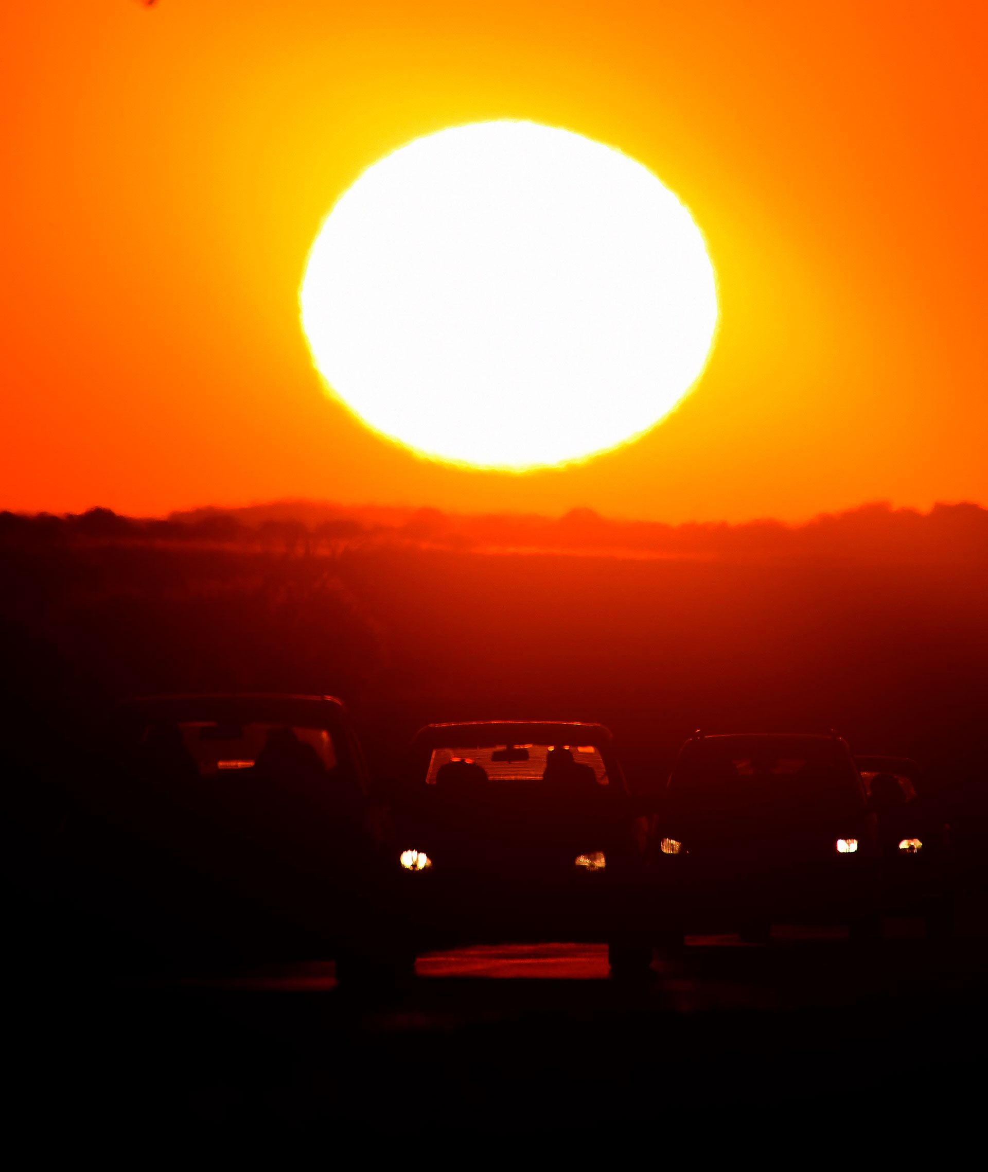 La caída del sol se produce cerca de las 21. Por eso, los turistas que llegaron hasta esas playas patagónicas para disfrutar de sus vacaciones aprovechan hasta el minuto de sol gracias al clima excepcional que tuvo lugar en esa zona del país