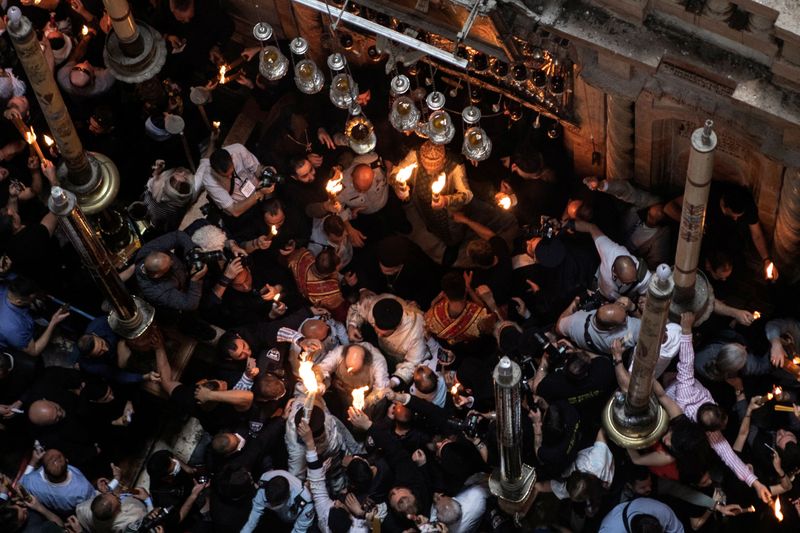 Fieles cristianos ortodoxos asisten a la ceremonia del fuego sagrado en la Iglesia del Santo Sepulcro de Jerusalén (Reuters/Nir Elias)
