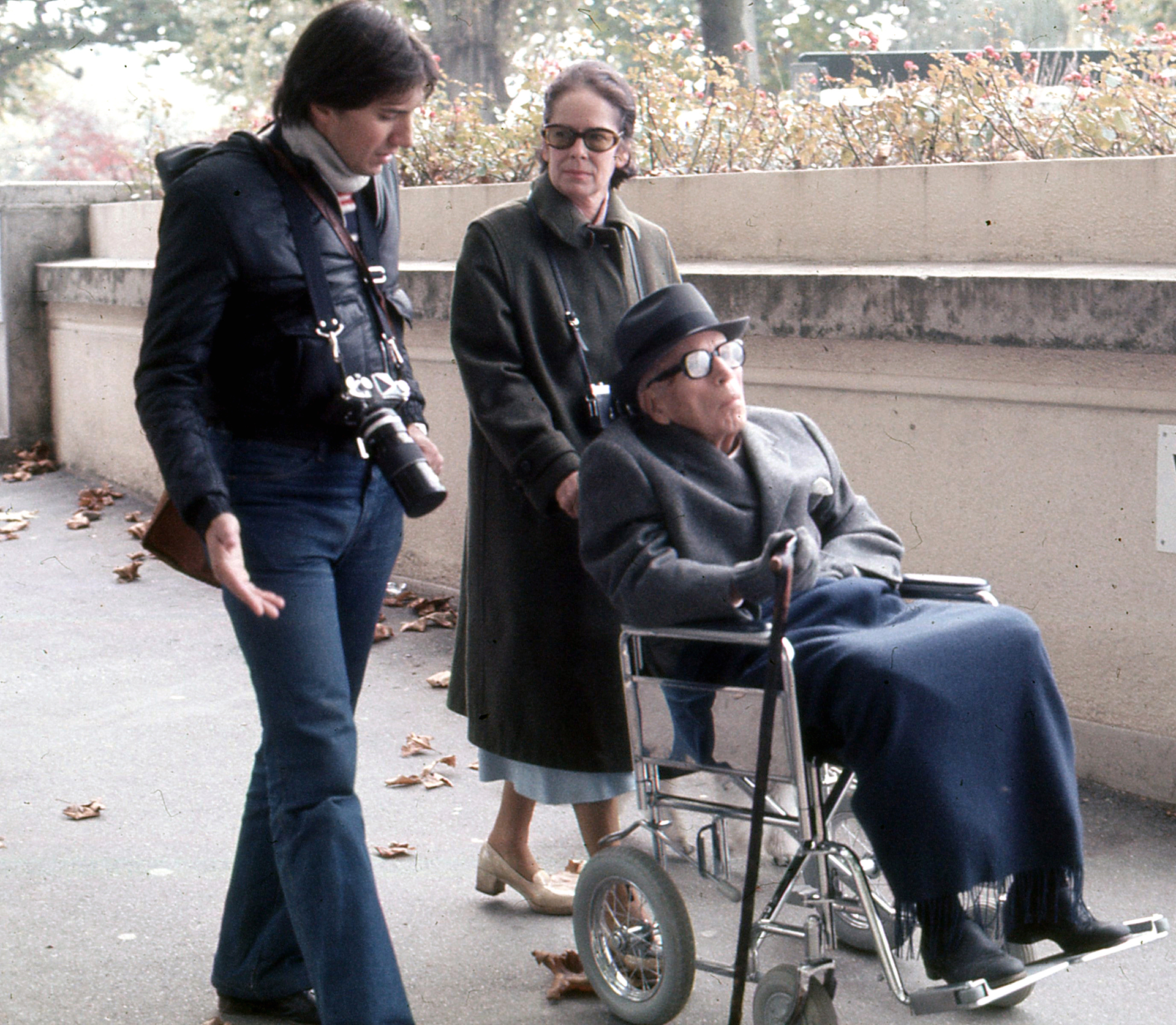 Uno de los habituales paseos  en los que Oona empujaba la silla de ruedas de Chaplin por las apaciles calles suizas