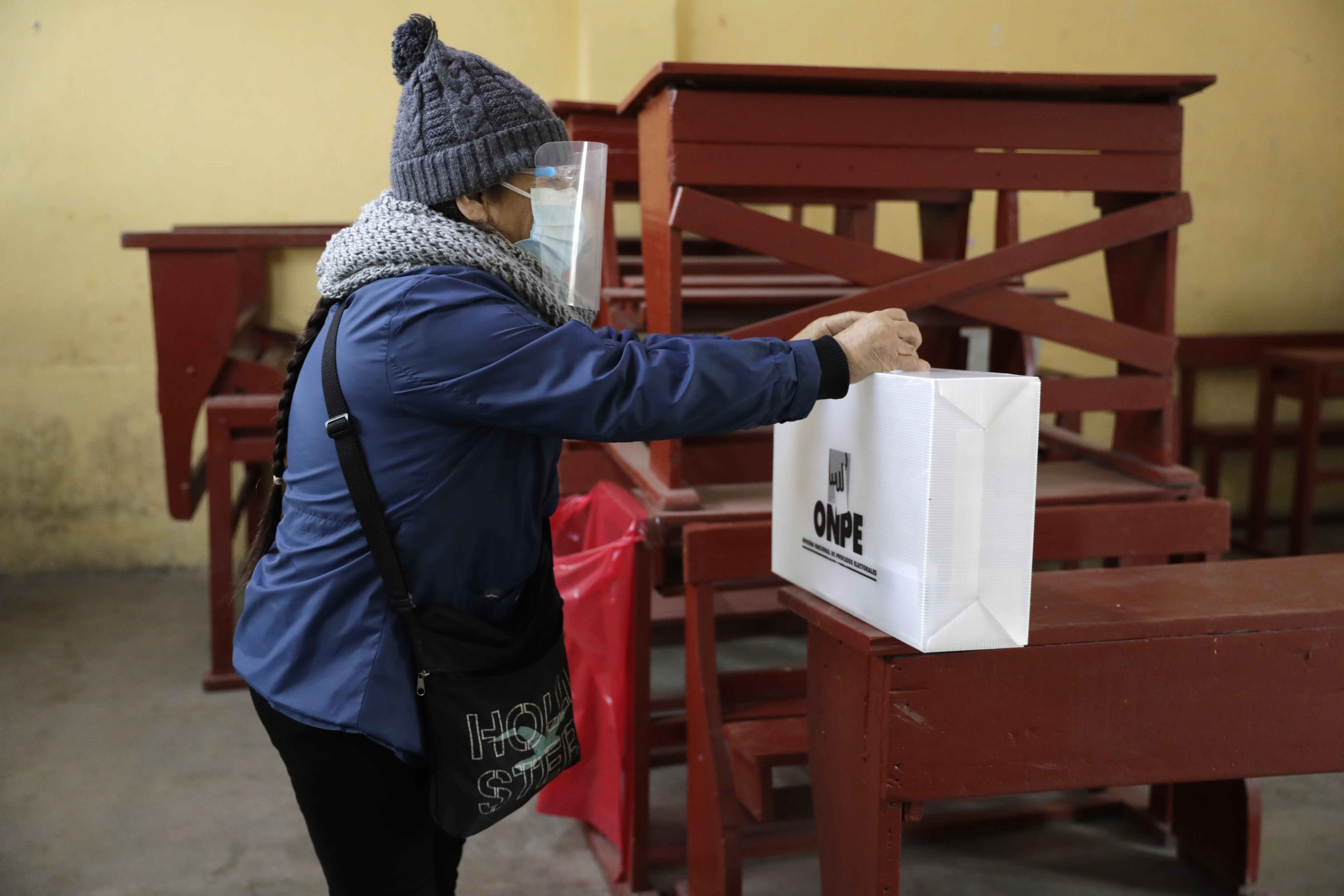 Imagen de archivo de una persona que emite su voto en un centro de votación en Lima (Perú). EFE/Paolo Aguilar
