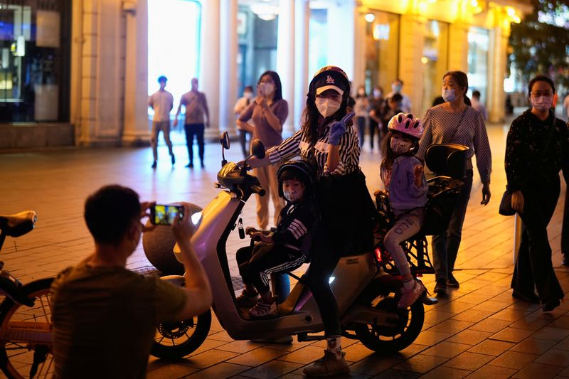 La gente posa para las fotos en una de las principales calles comerciales (REUTERS/Aly Song) (REUTERS/Aly Song)