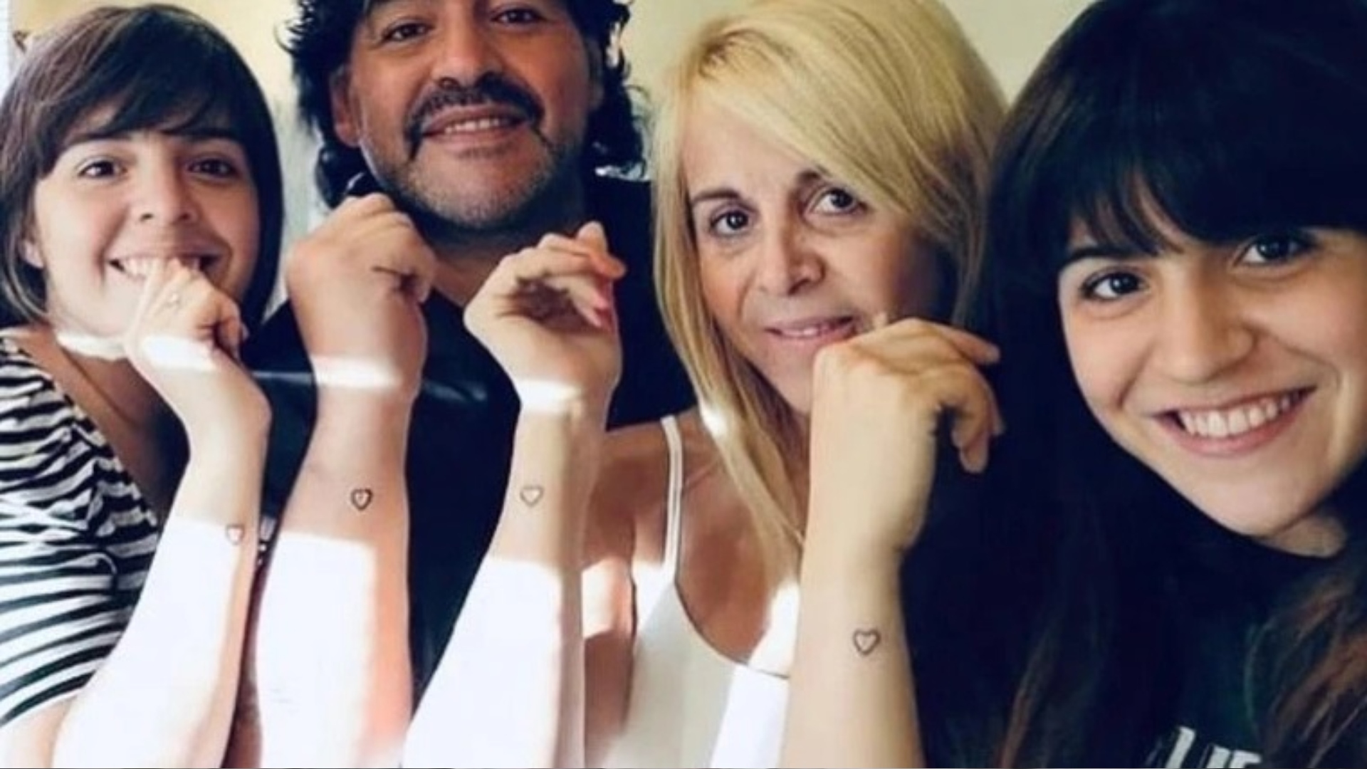 Claudia Villafañe y Diego Maradona junto a Dalma y Gianinna