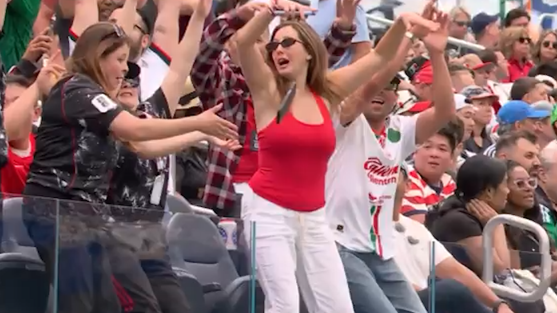 Video: se sum&oacute; a la ola del p&uacute;blico durante el triunfo de Canad&aacute; y protagoniz&oacute; el blooper del Mundial