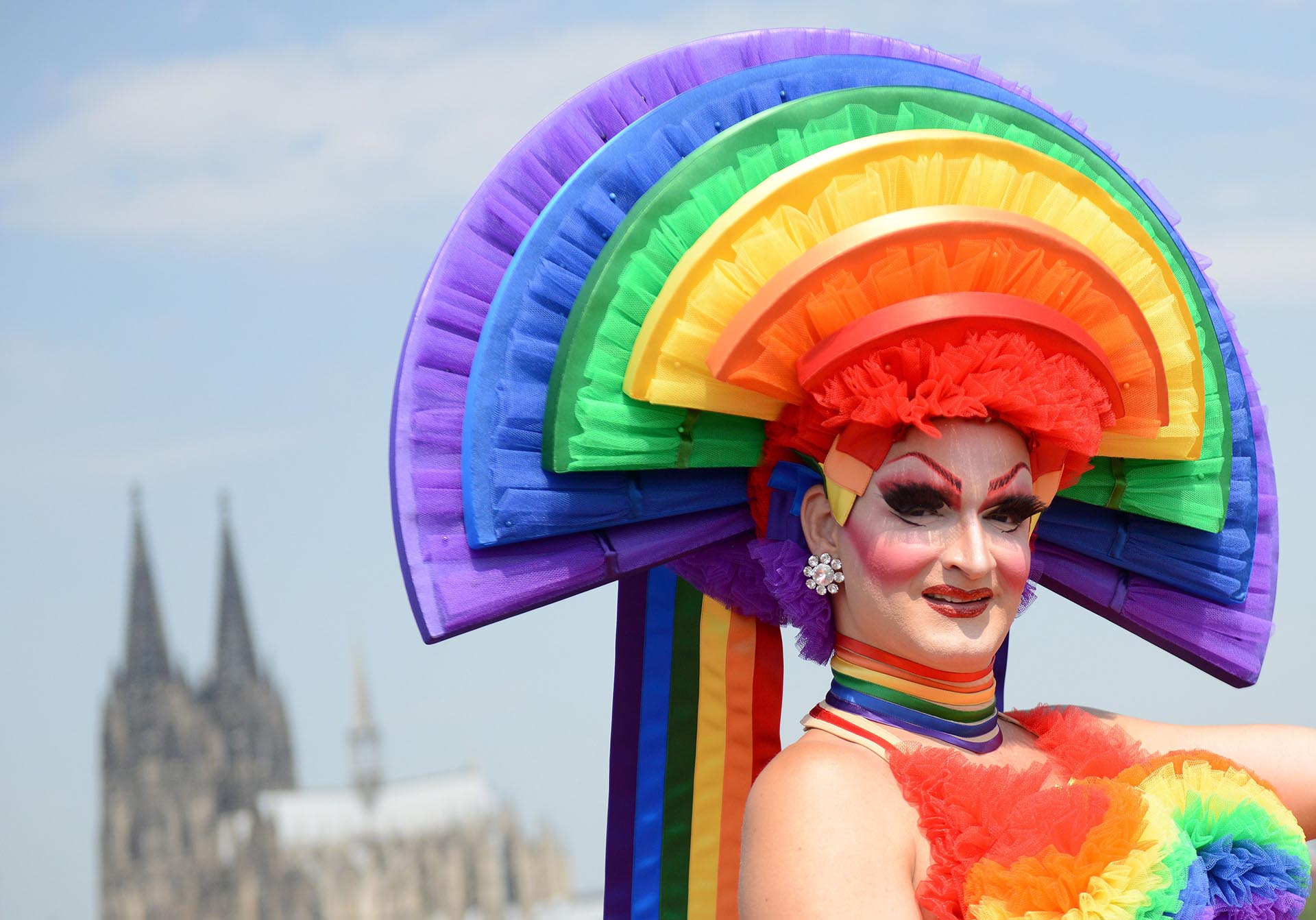 Un participante del desfile del orgullo Christopher Street Day (CSD) posa el 5 de julio de 2015 en Colonia, Alemania occidental. El desfile de ese año tuvo como tema