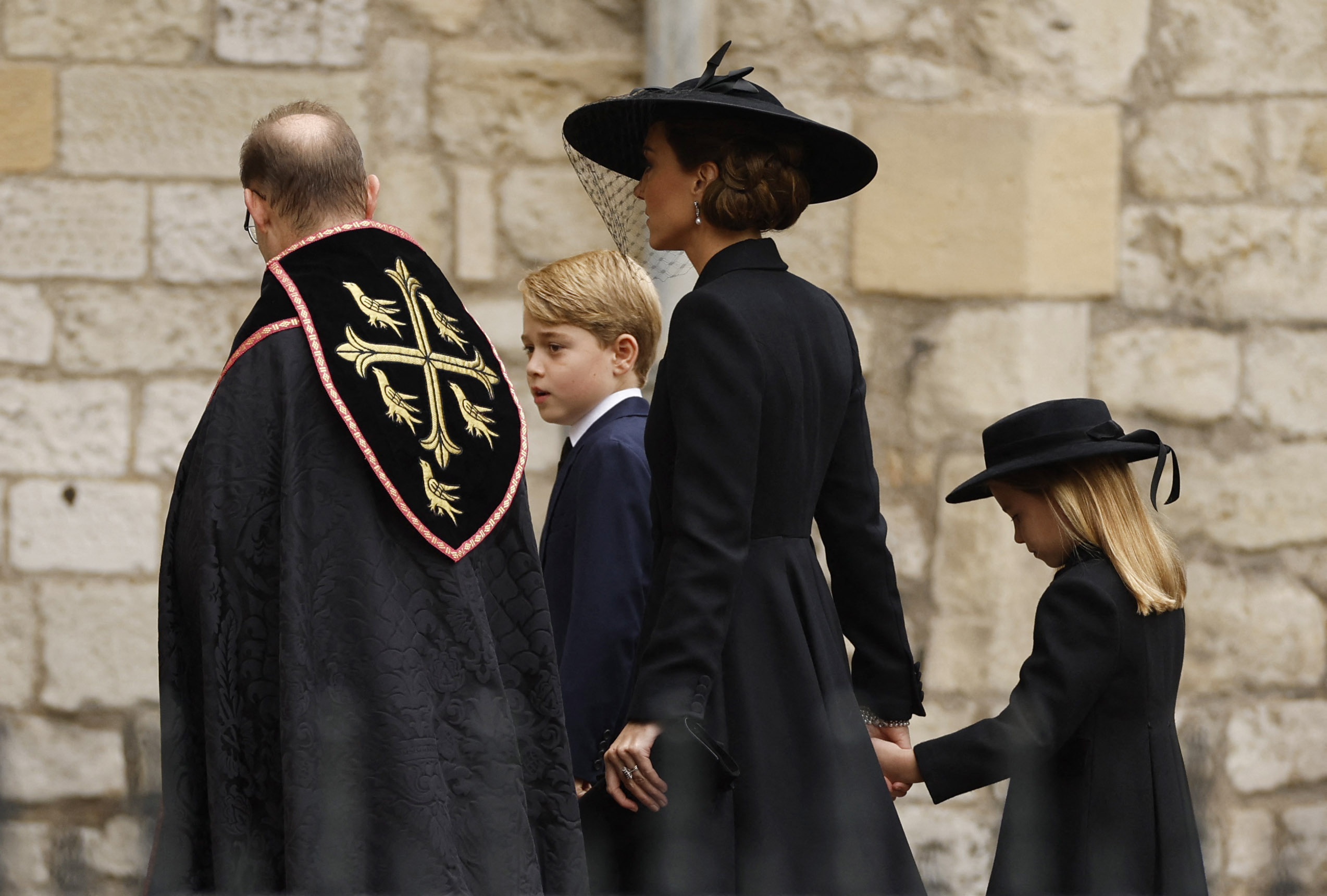 Catherine, Princesa de Gales, de Gran Bretaña, llega a la Abadía de Westminster con el Príncipe George de Gran Bretaña y la Princesa Charlotte de Gran Bretaña. 