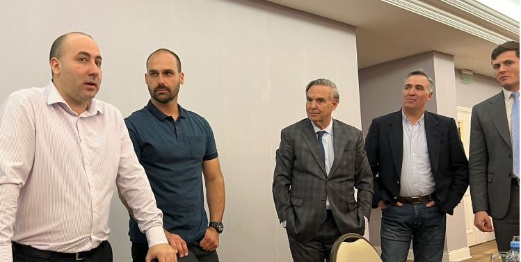 Eduardo Bolsonaro se reunió con Pichetto, el diputado Francisco Sánchez, organizado por el consultor político Fernando Cerimedo (izquierda).
