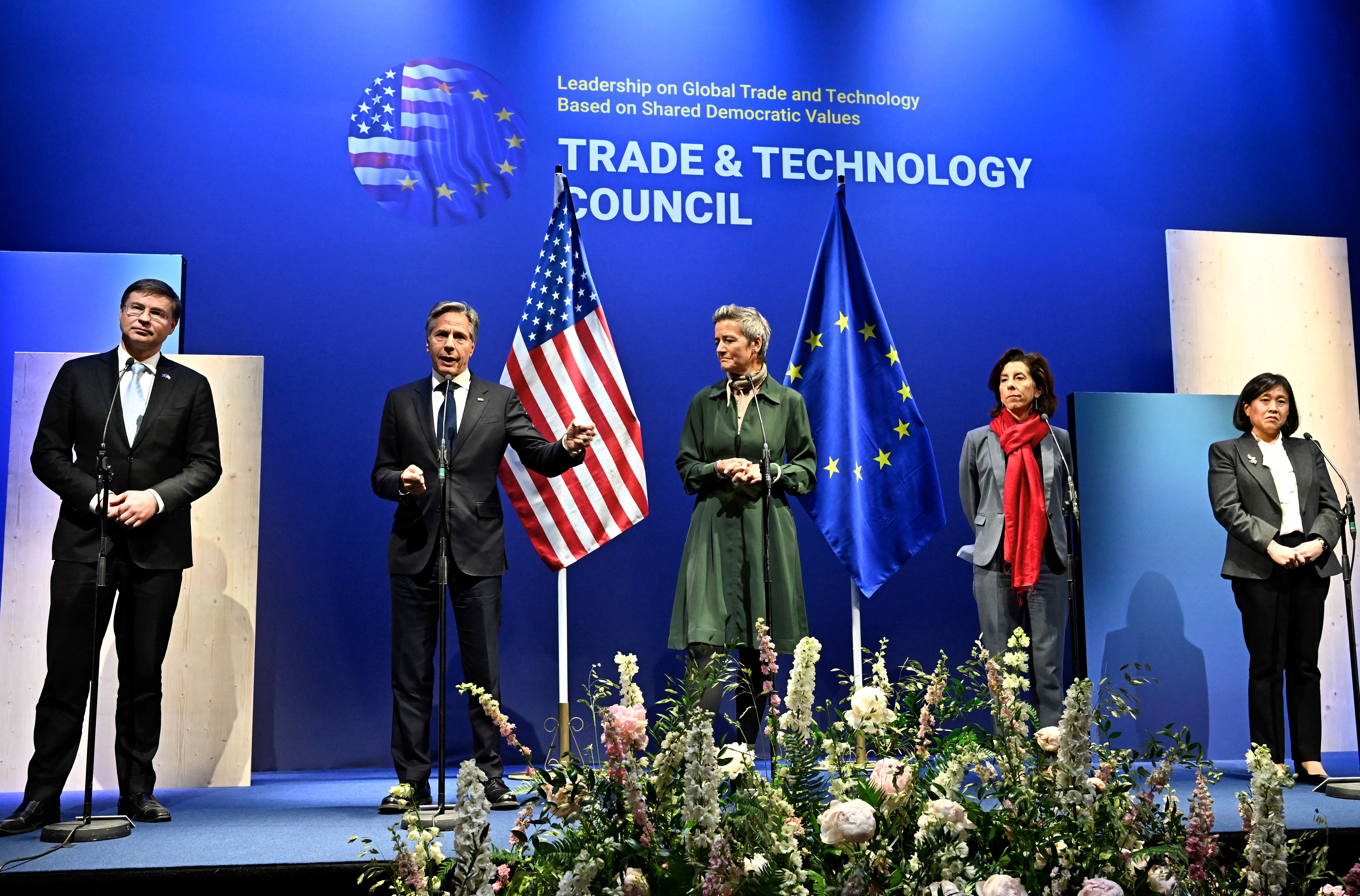El Comisario de Comercio de la UE, Valdis Dombrovskis; el Secretario de Estado de los EEUU, Antony Blinken; la Comisaria de Competitividad de la UE, Margrethe Vestager; la Secretaria de Comercio de los EEUU, Gina Raimondo; y la Representante de Comercio de los EEUU, Katherine Tai, asisten a una conferencia de prensa final en relación con la reunión del TTC en Lulea, Suecia (Agencia de noticias TT/Jonas Ekstromer vía REUTERS)