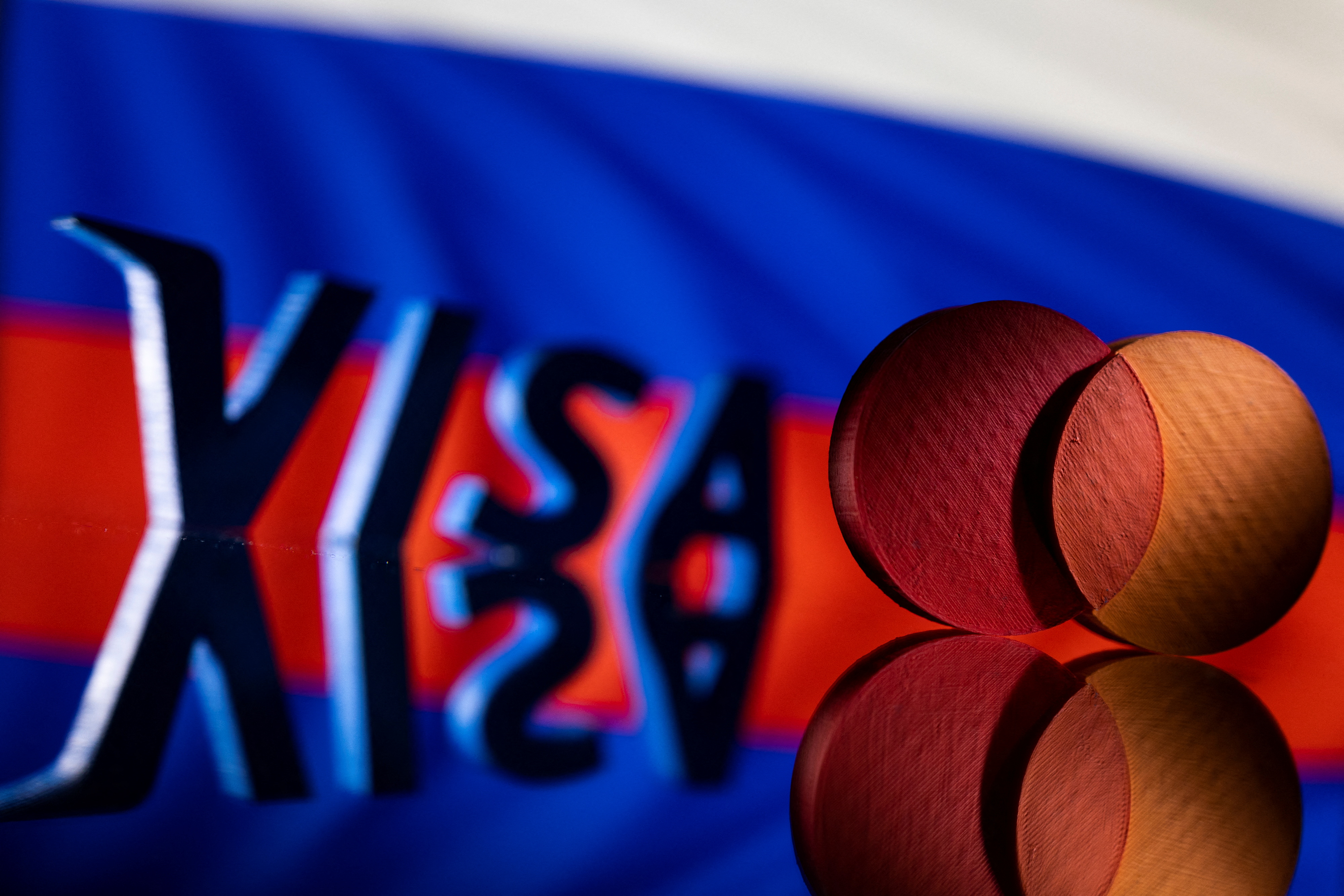 Los logotipos de Visa y Mastercard se ven delante de la bandera rusa en esta ilustración publicada el 1 de marzo de 2022 (REUTERS/Dado Ruvic)