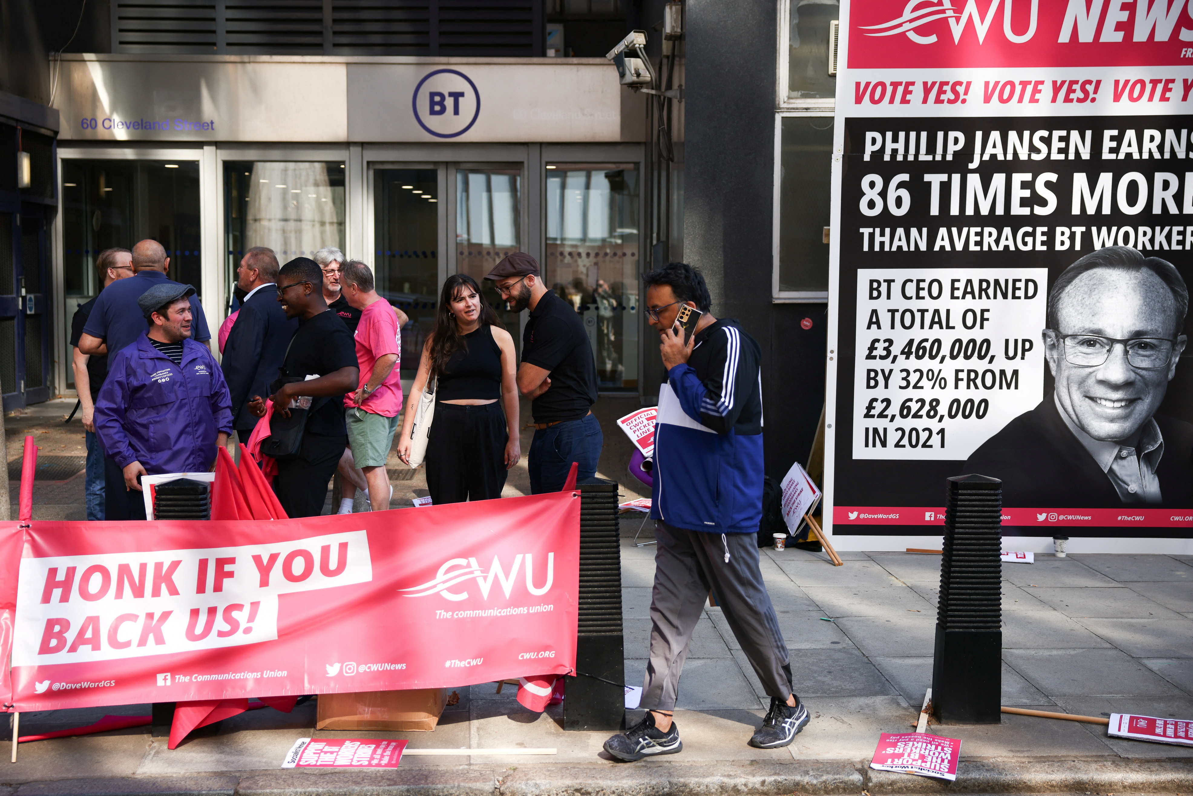 Trabajadores de BT Group plc, agremiados con el sindicato CWU de comunicaciones, en una protesta en Londres (Reuters)