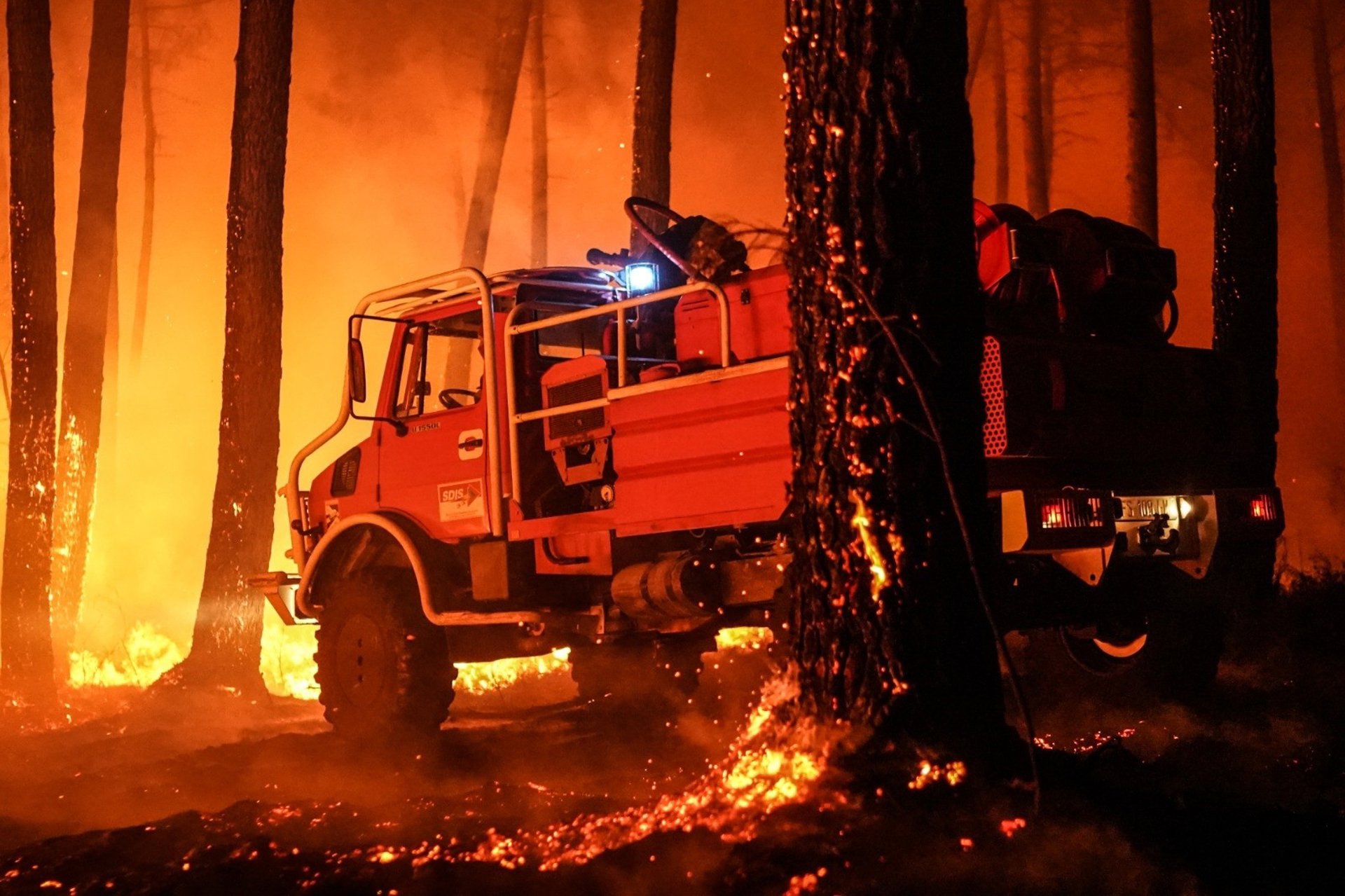Feroz incendio en el sur de Francia: las autoridades advirtieron que "la situación es muy grave" y hay al menos 140 viviendas destruidas