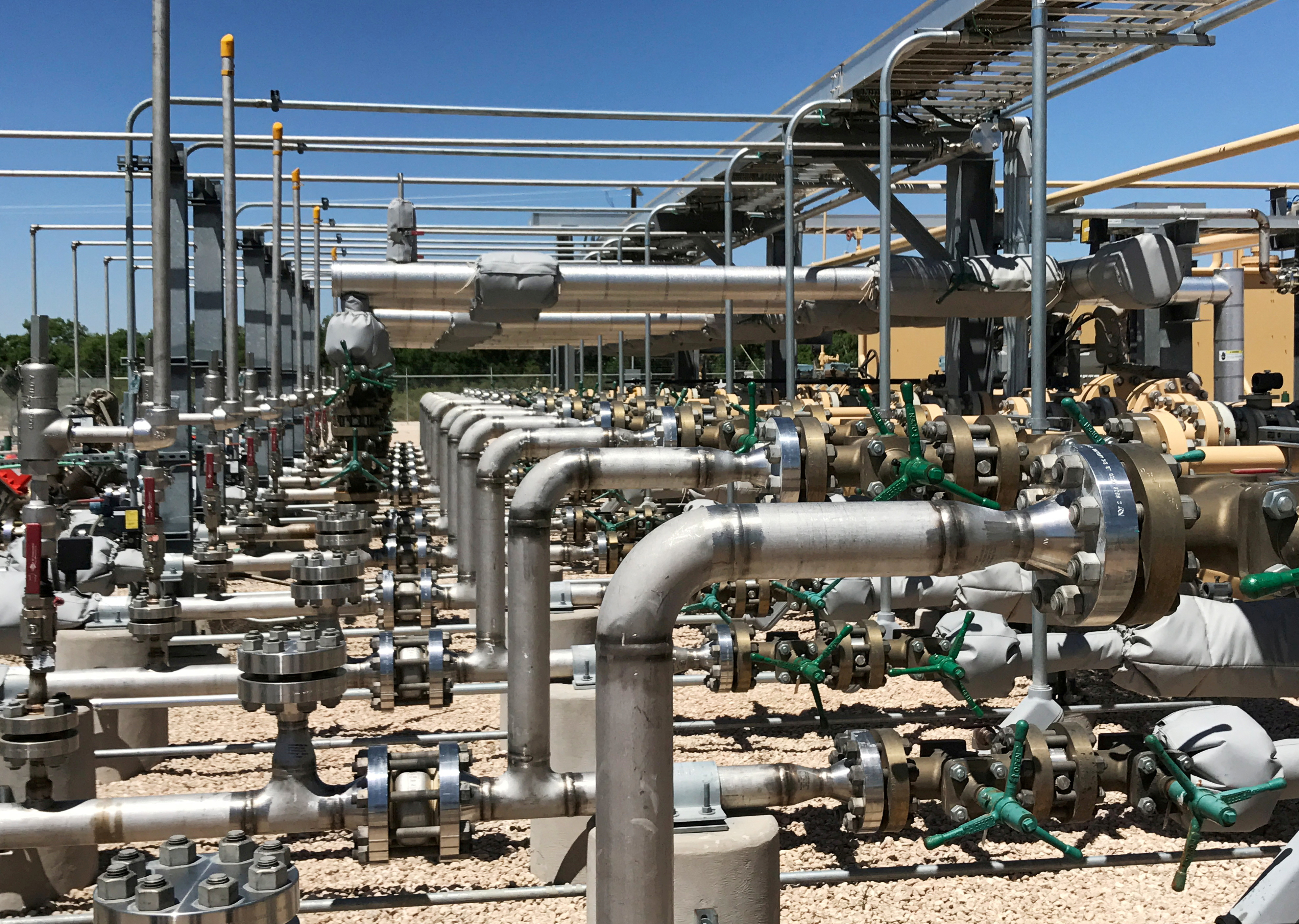 El equipo utilizado para procesar dióxido de carbono, petróleo crudo y agua se ve en un proyecto de recuperación mejorada de petróleo de Occidental Petroleum Corp en Hobbs, Nuevo México, Estados Unidos (Reuters)