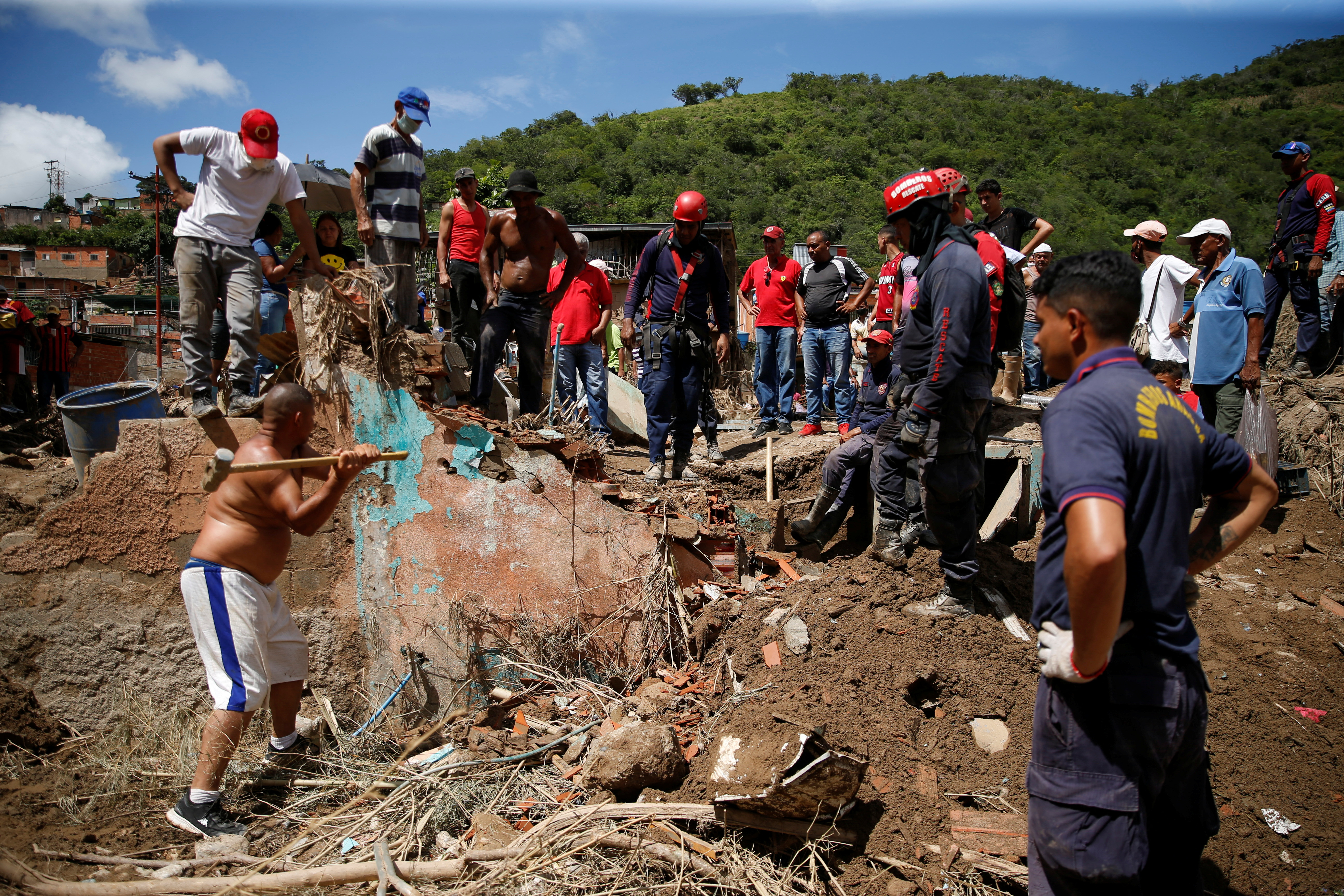 Personal de rescate trabaja en Las Tejerías tras las inundaciones el 11 de octubre de 2022 (REUTERS/Leonardo Fernández Viloria)