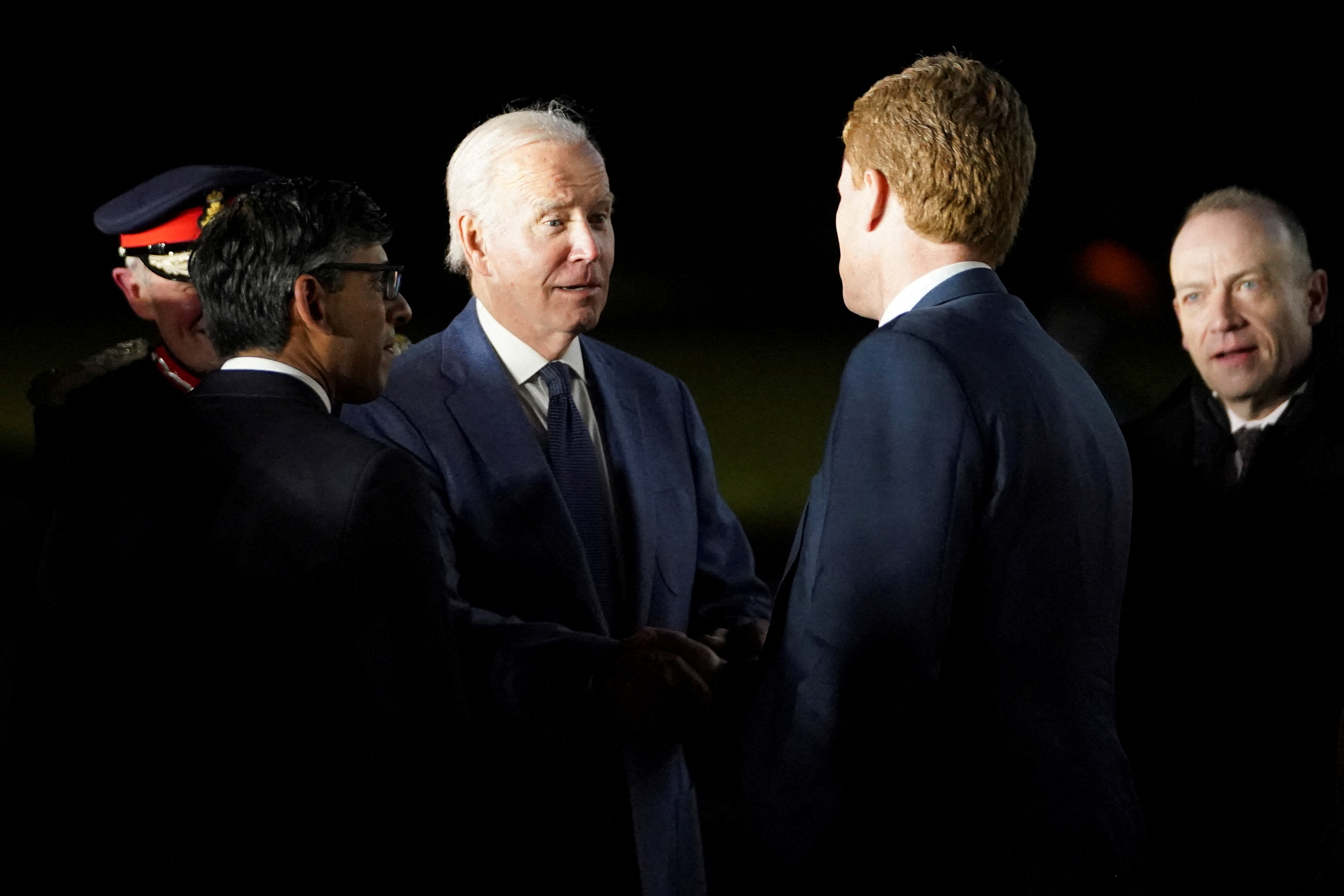 El Presidente de Estados Unidos, Joe Biden, fue recibido por Joe Kennedy, y el Primer Ministro británico, Rishi Sunak, a su llegada a la base aérea RAF Aldergrove en County Antrim, Irlanda del Norte (REUTERS/Kevin Lamarque)