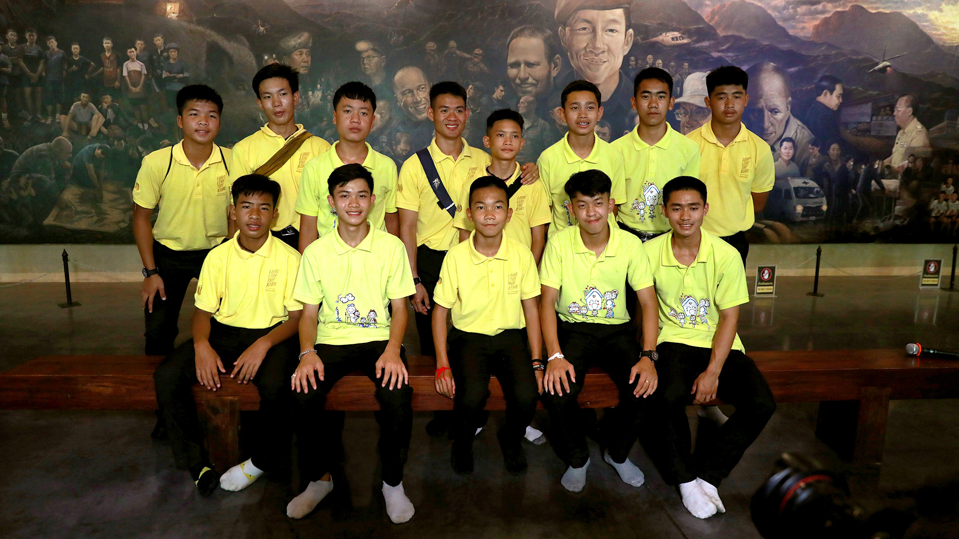 En 2019, antes de la pandemia, los niños regresaron a la cueva Tham Luang. Once de los doce fueron iniciados como novicios en una tradición budista tailandesa para quienes sufren adversidad (REUTERS)