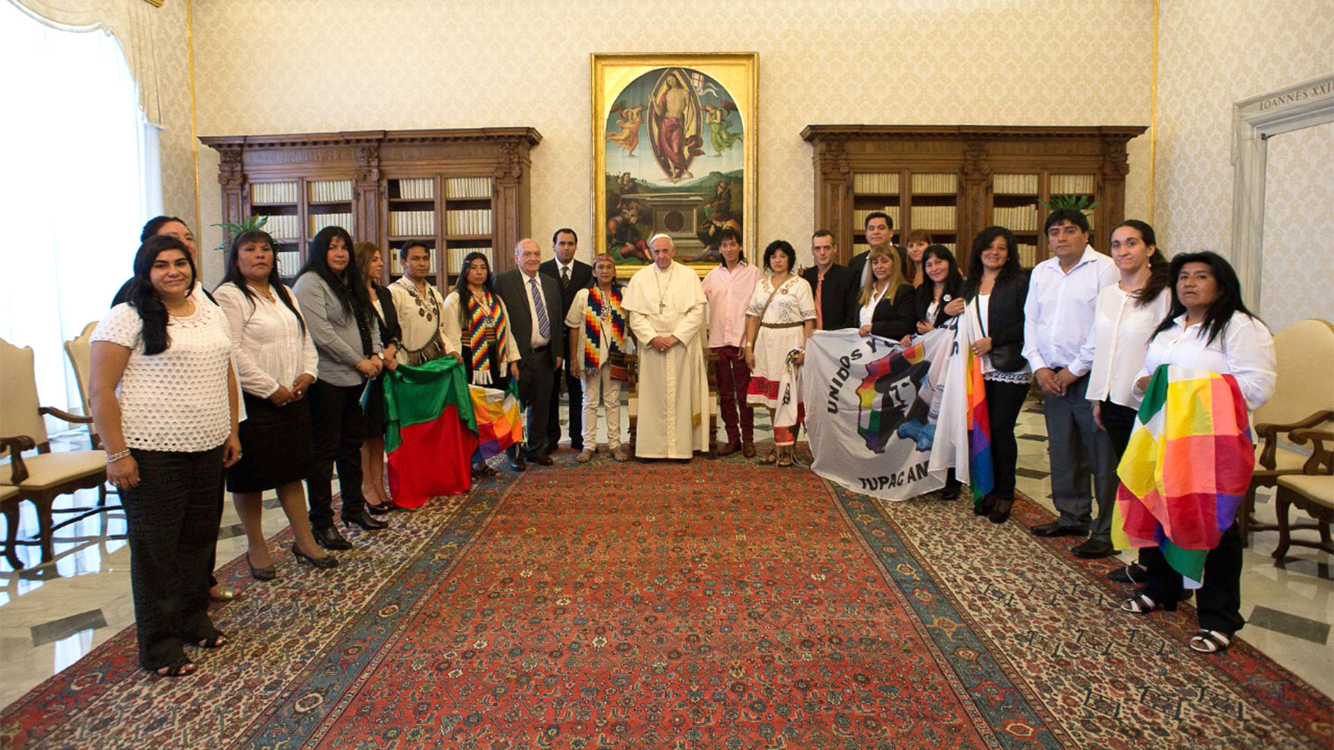 El papa Francisco junto a Milagro Sala y una delegación de miembros de la Tupac Amaru en el Vaticano (foto de archivo)