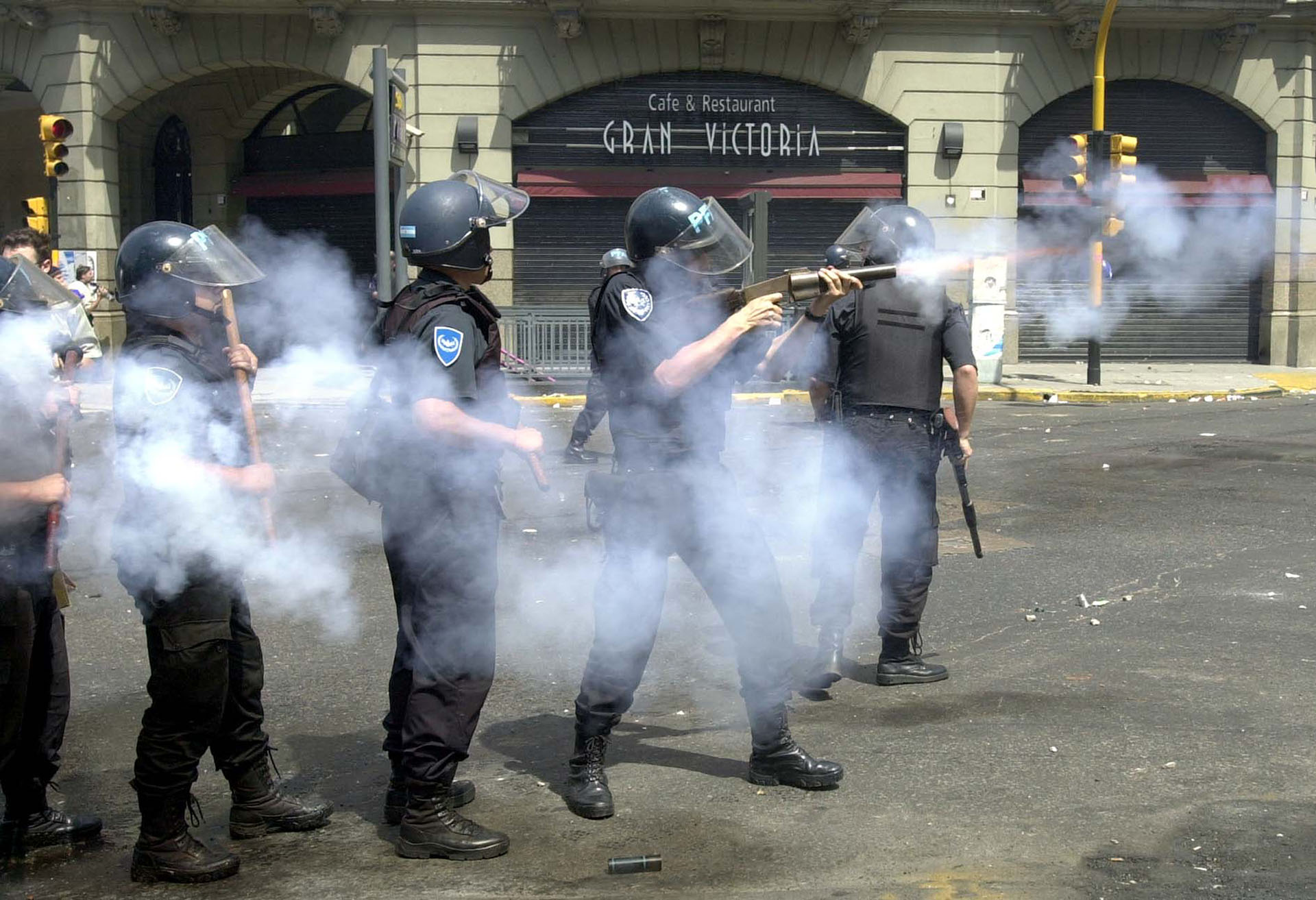 La represión de la terrible crisis del 2011 que terminó con la renuncia del presidente Fernando de la Rúa (DYN-Greco/Getty Images)