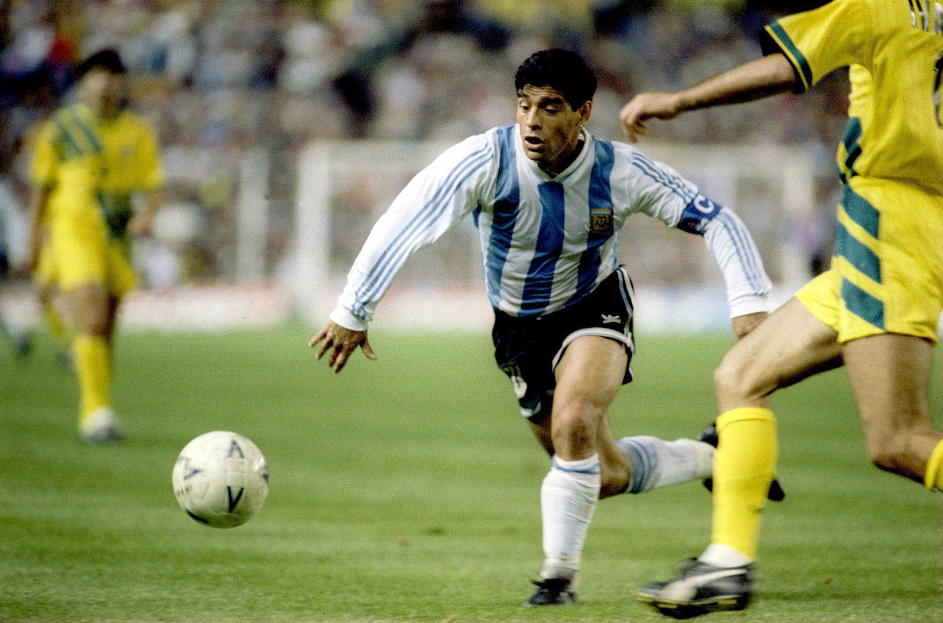 31 OCT 1993: DIEGO MARADONA OF ARGENTINA IN ACTION AGAINST AUSTRALIA DURING A WORLD CUP QUALIFIER IN SYDNEY. Mandatory Credit: Pascal Rondeau/ALLSPORT
