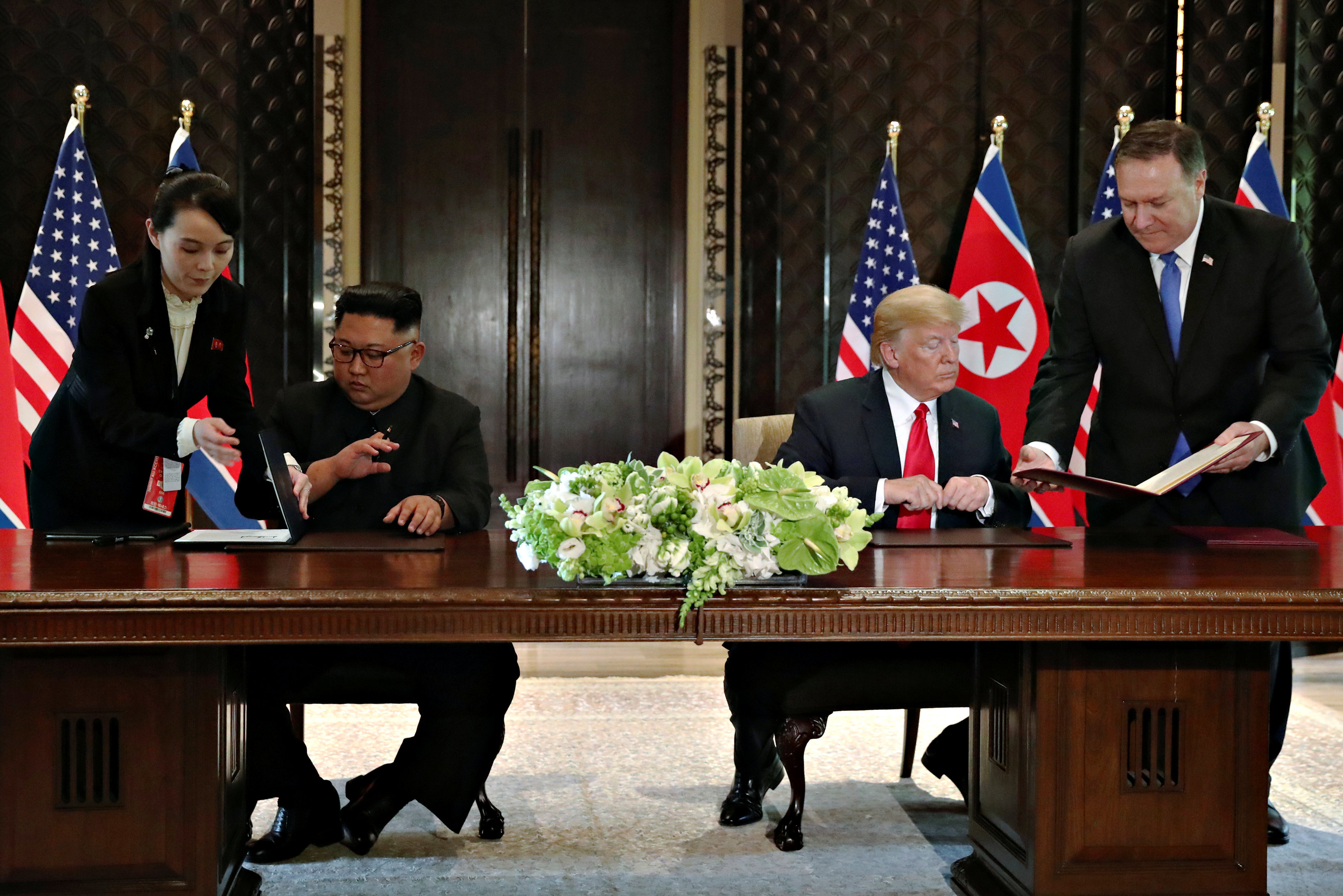 Kim Yo-jong junto a su hermano Kim Jong-un, durante una cumbre con el presidente Donald Trump y el Secretario de Estado, Mike Pompeo, en Singapur, en junio de 2018 (Reuters)