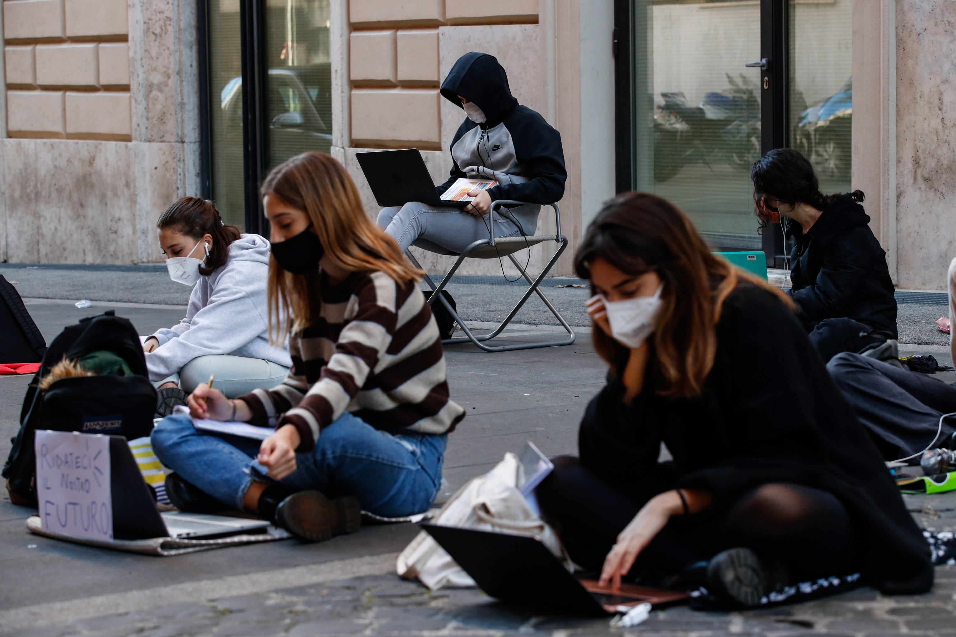 Protesta estudiantil en Roma contra el cierre de los colegios (EFE/ EPA/ Giuseppe Lami)
