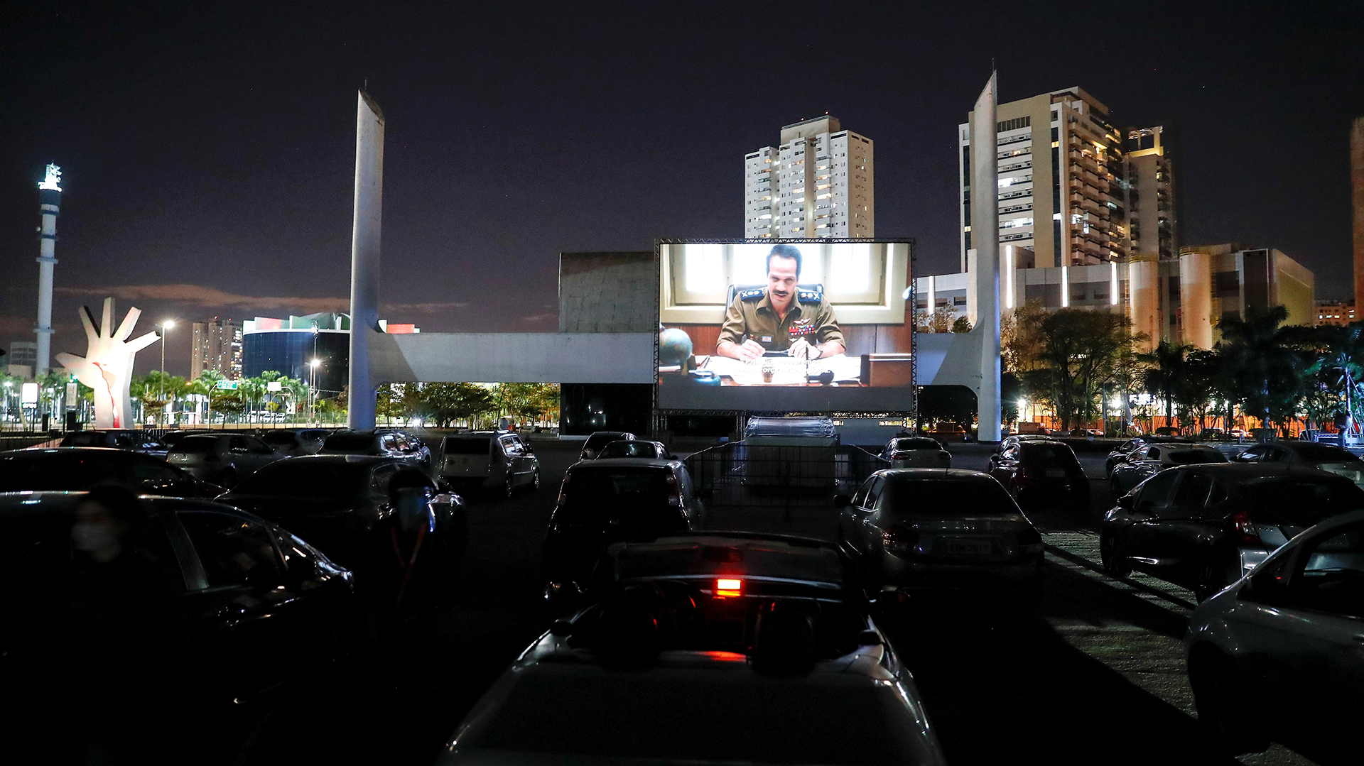 Ante la imposibilidad de ir a los cines, el autocine es una buena opción para muchos brasileños (EFE/ Sebastião Moreira)