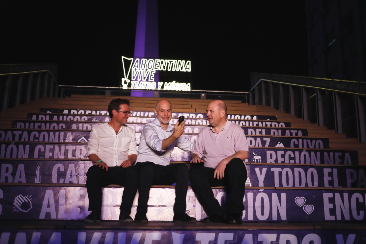 Horacio Rodríguez Larreta, con el ministro Enrique Avogadro y el productor teatral Carlos Rottemberg, en la presentación del evento “Argentina Vive Teatro y Música”