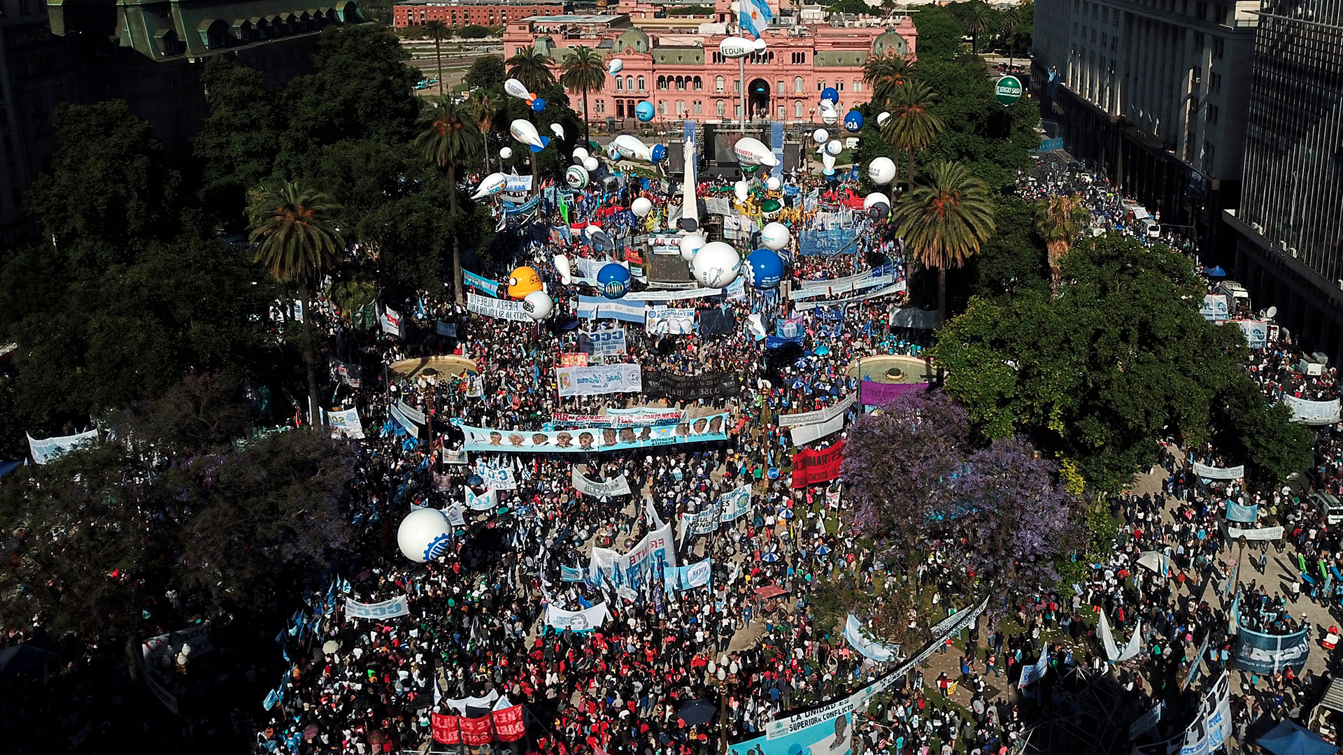 La Plaza de Mayo volverá a ser el epicentro de una multitud por el festejo oficial, a 38 años de la recuperación de la democracia (Foto Archivo: Carlos Reyes/ AFP)