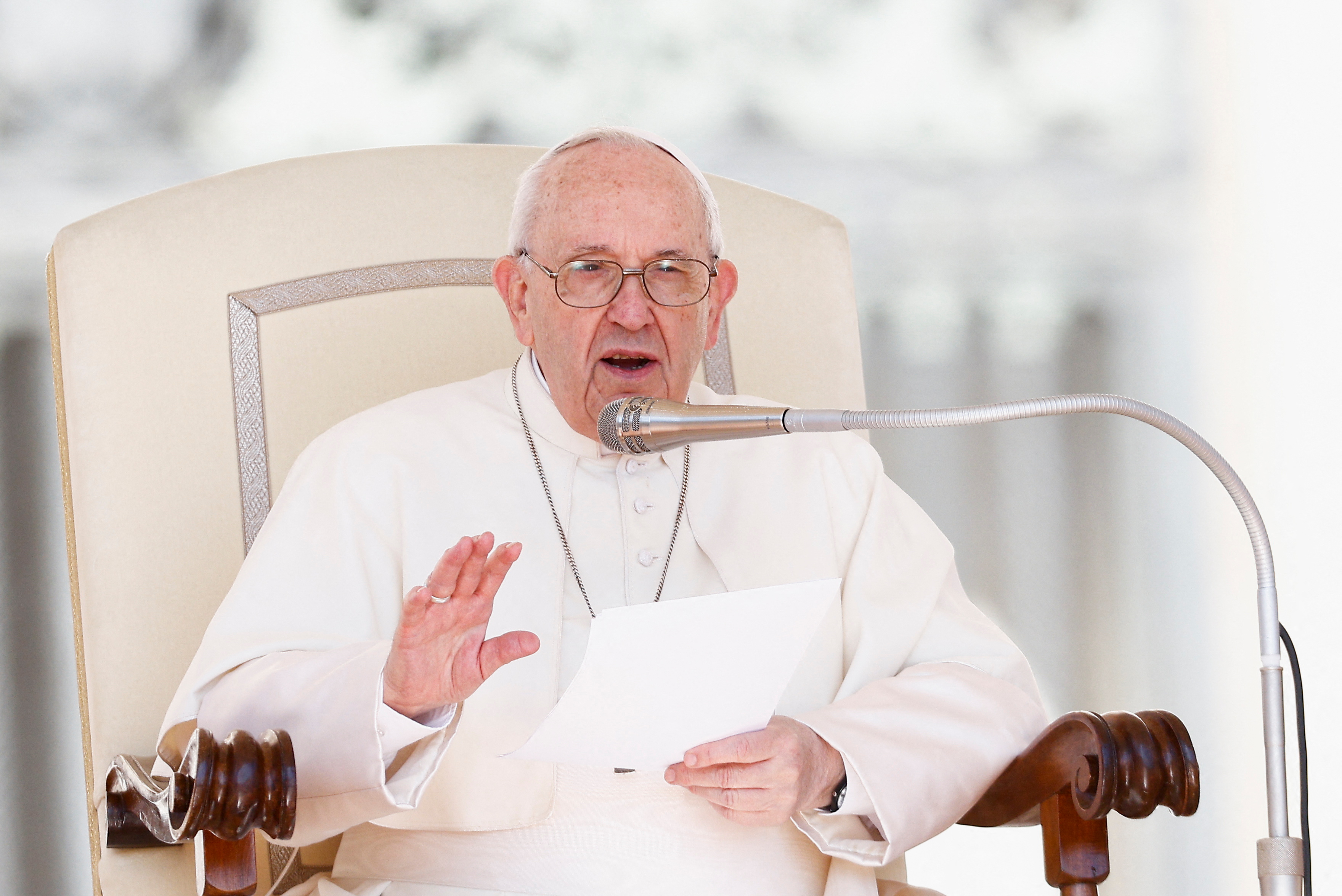 El papa Francisco habla durante la audiencia general semanal en la Plaza de San Pedro del Vaticano, el 27 de abril de 2022. REUTERS/Guglielmo Mangiapane