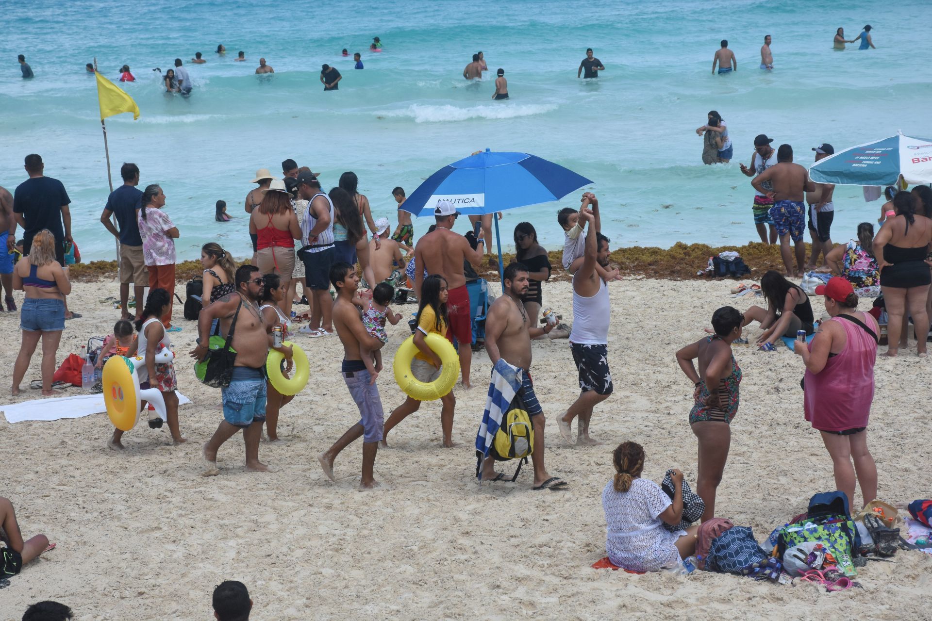 Paseantes en playas de Cancún. (Foto: Cuartoscuro)