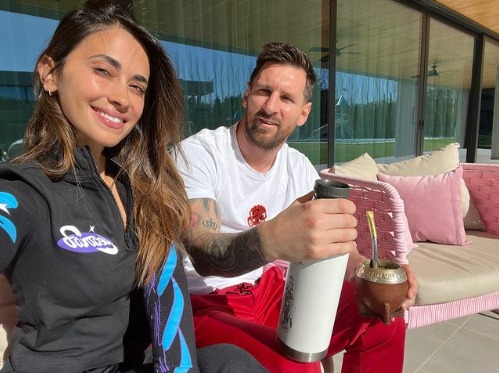 Antonela y Lionel, juntos tomando mates antes del asado