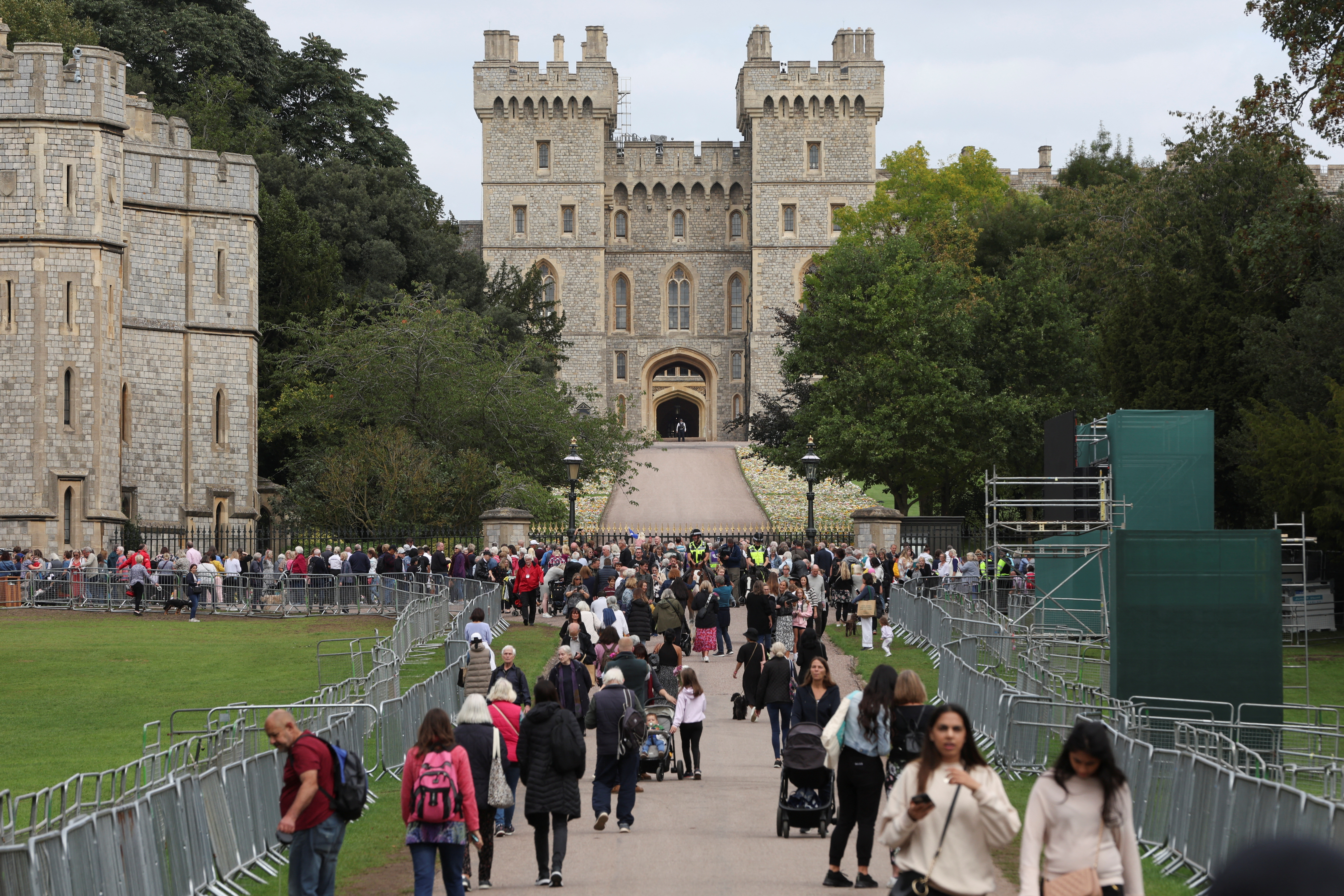 La gente se reúne fuera del castillo de Windsor (REUTERS/Paul Childs)