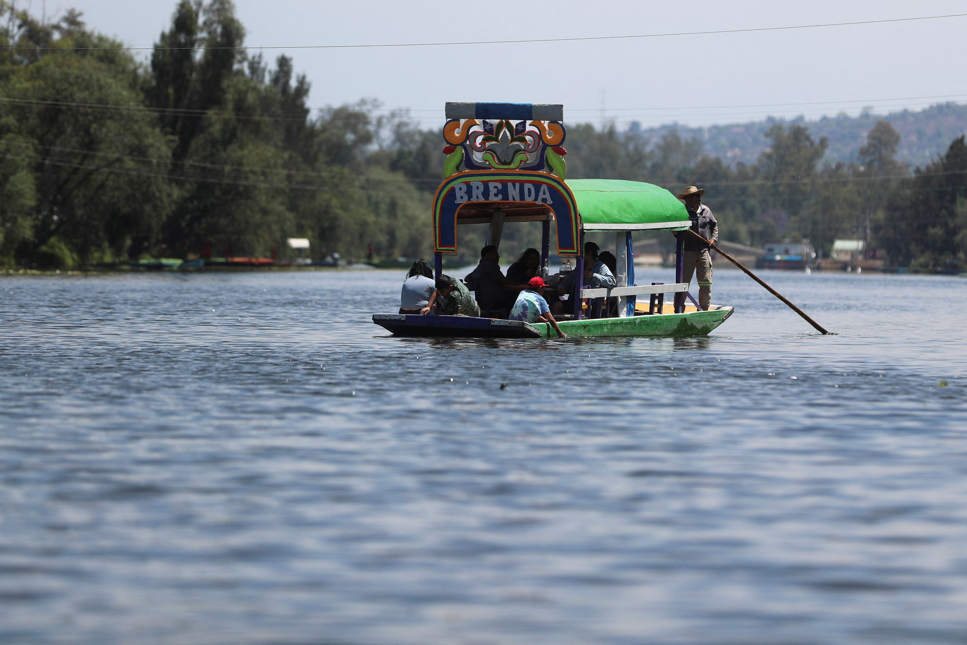 Gobierno de CDMX retirará “chelerías” de los embarcaderos de Xochimilco