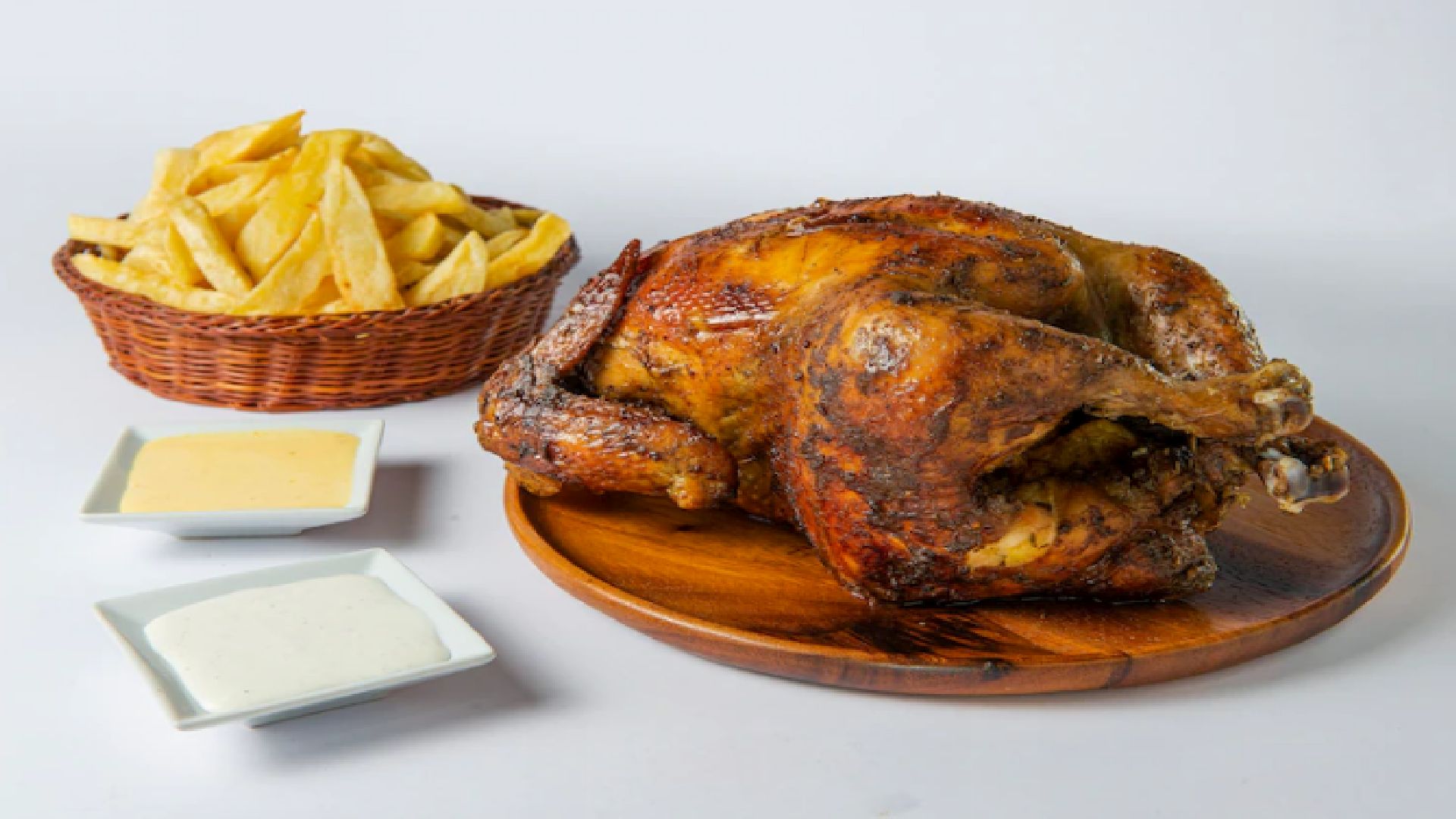 El pollo a la brasa, otro tradicional plato peruano que quedó entre los mejores del mundo (Freepik)